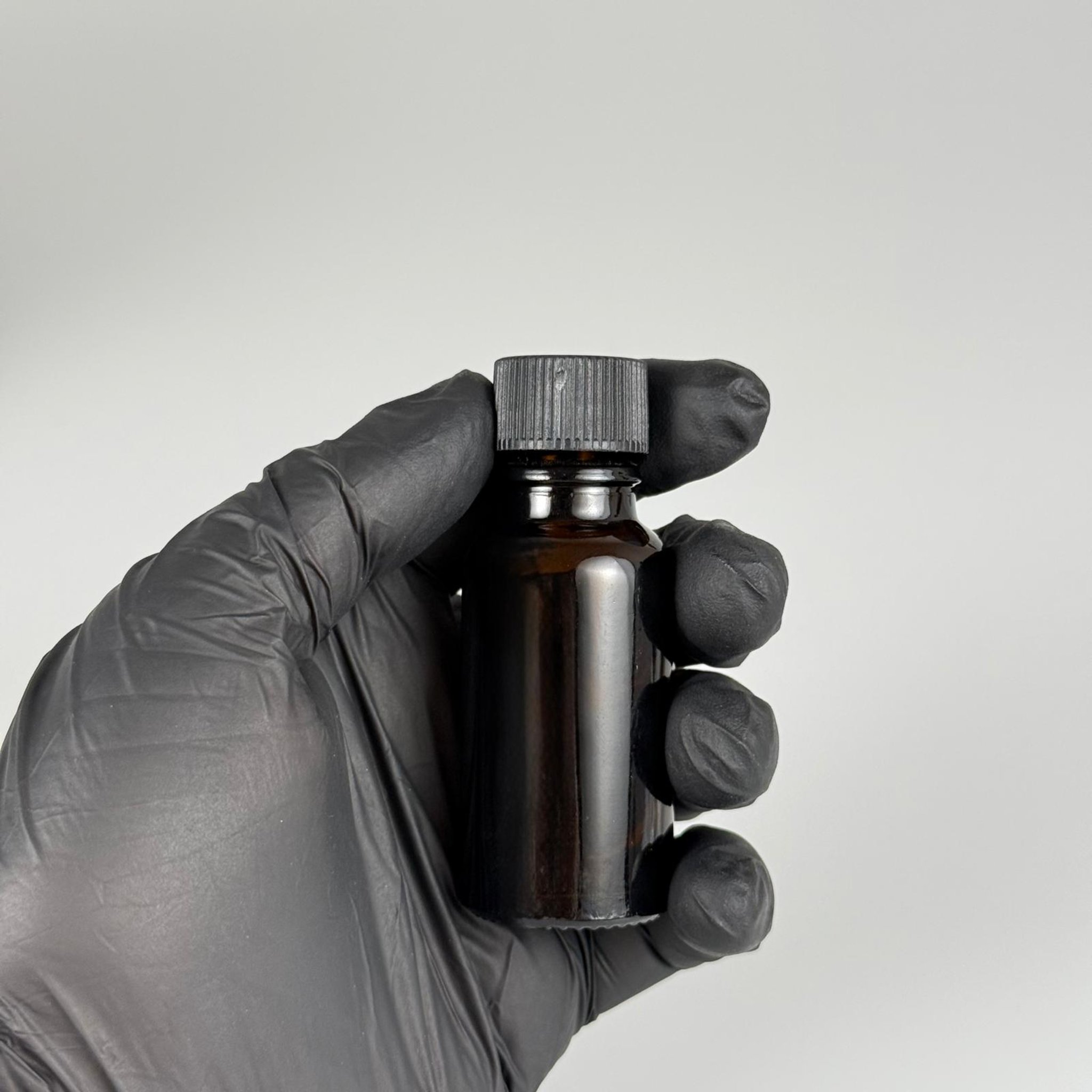 20 ML TIPALI VE KAPAKLI ŞİŞE - 20 CC AMBER KAHVERENGİ CAM ŞİŞE + CONTALI SİYAH KAPAK + KÖR TIPA