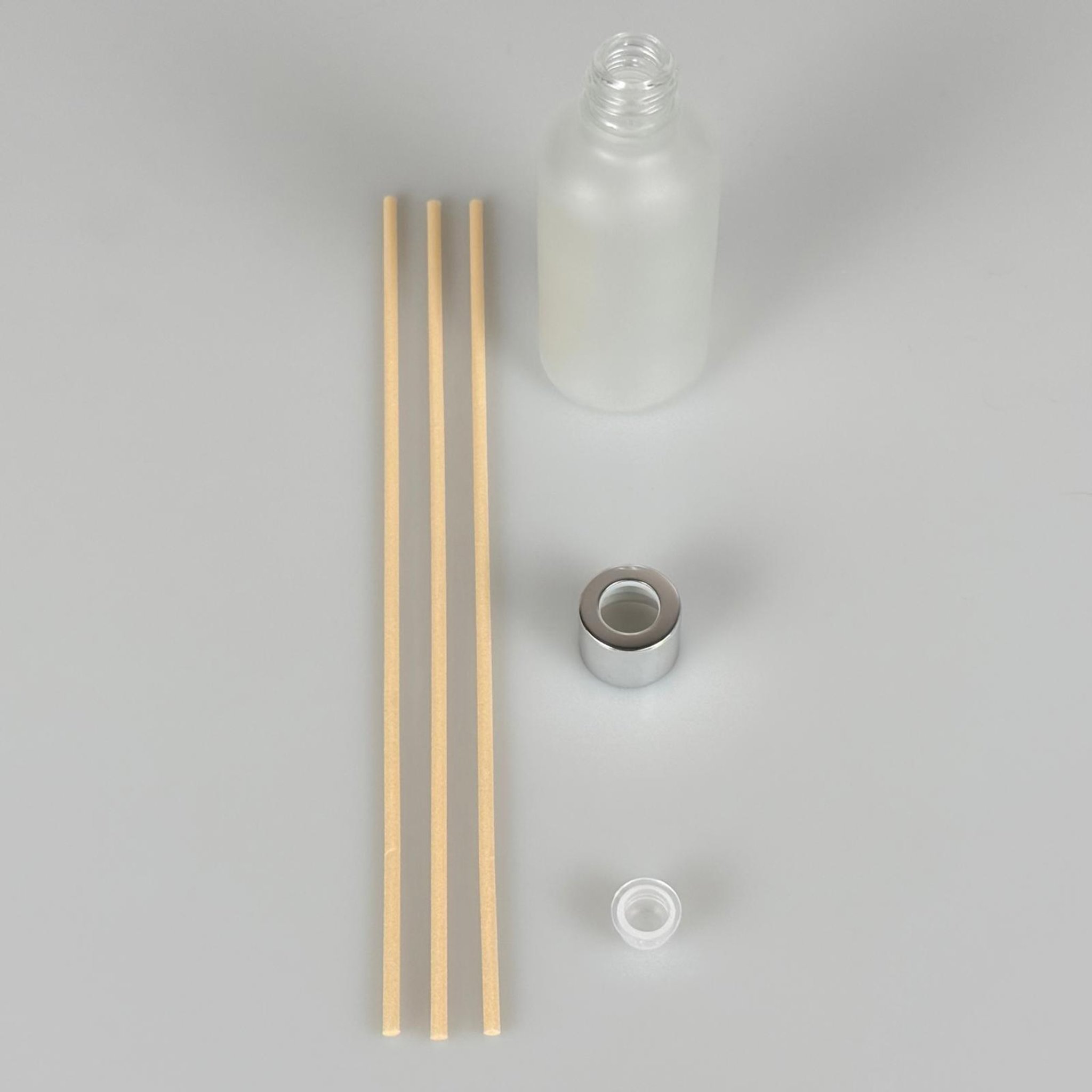 ODA KOKUSU CAM ŞİŞE - 50 CC BUZLU CAM ŞİŞE + DELİKLİ GÜMÜŞ KAPAK + KÖR TIPA + 3 ADET RATTAN AHŞAP BAMBU ÇUBUK