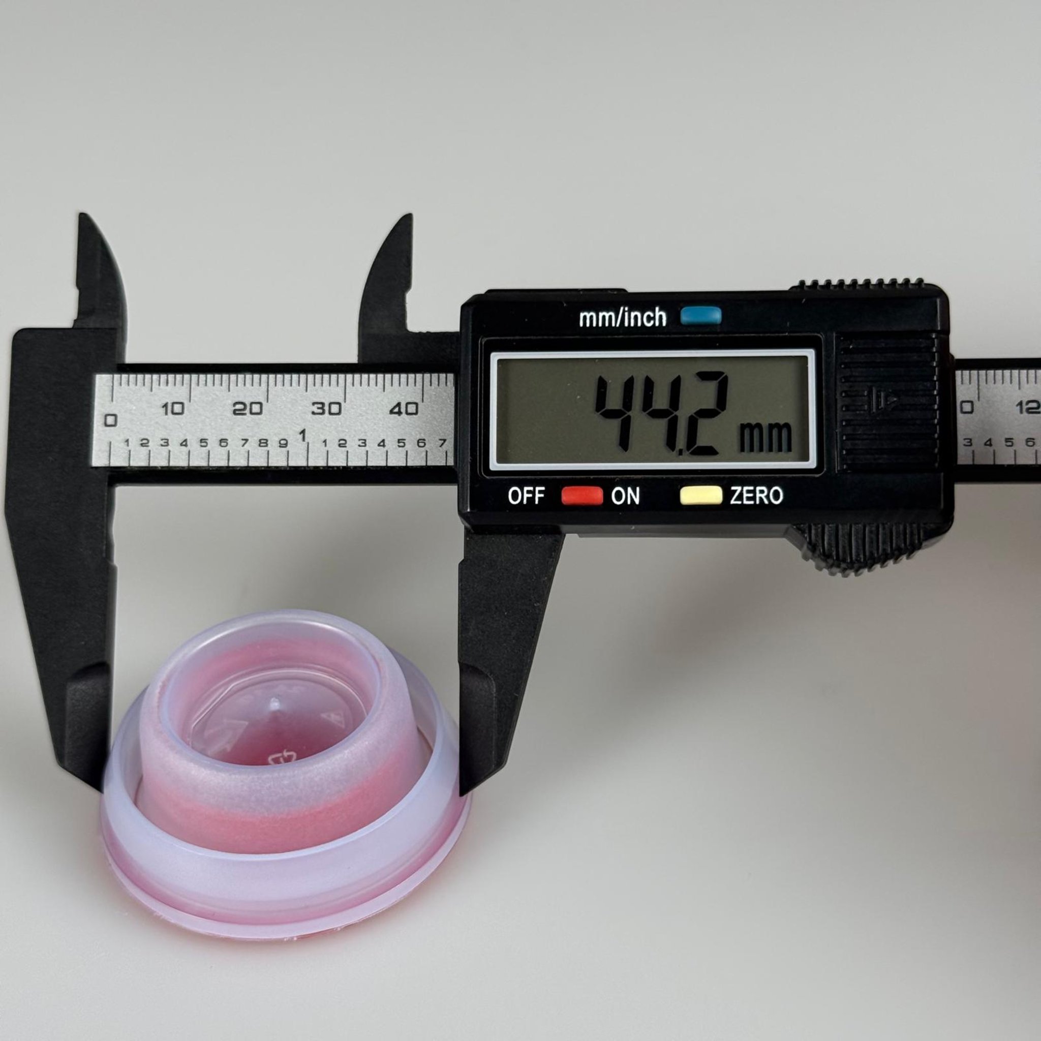 42 MM P2 K CL NATÜREL KIRMIZI BERİCAP  (SOLVENT VE TİNER TENEKESİ İÇİN) - TENEKE İÇİN PLASTİK KAPAK - YEDEK KİMYASAL TENEKE KAPAĞI - Çakma Metal TENEKE Kapağı