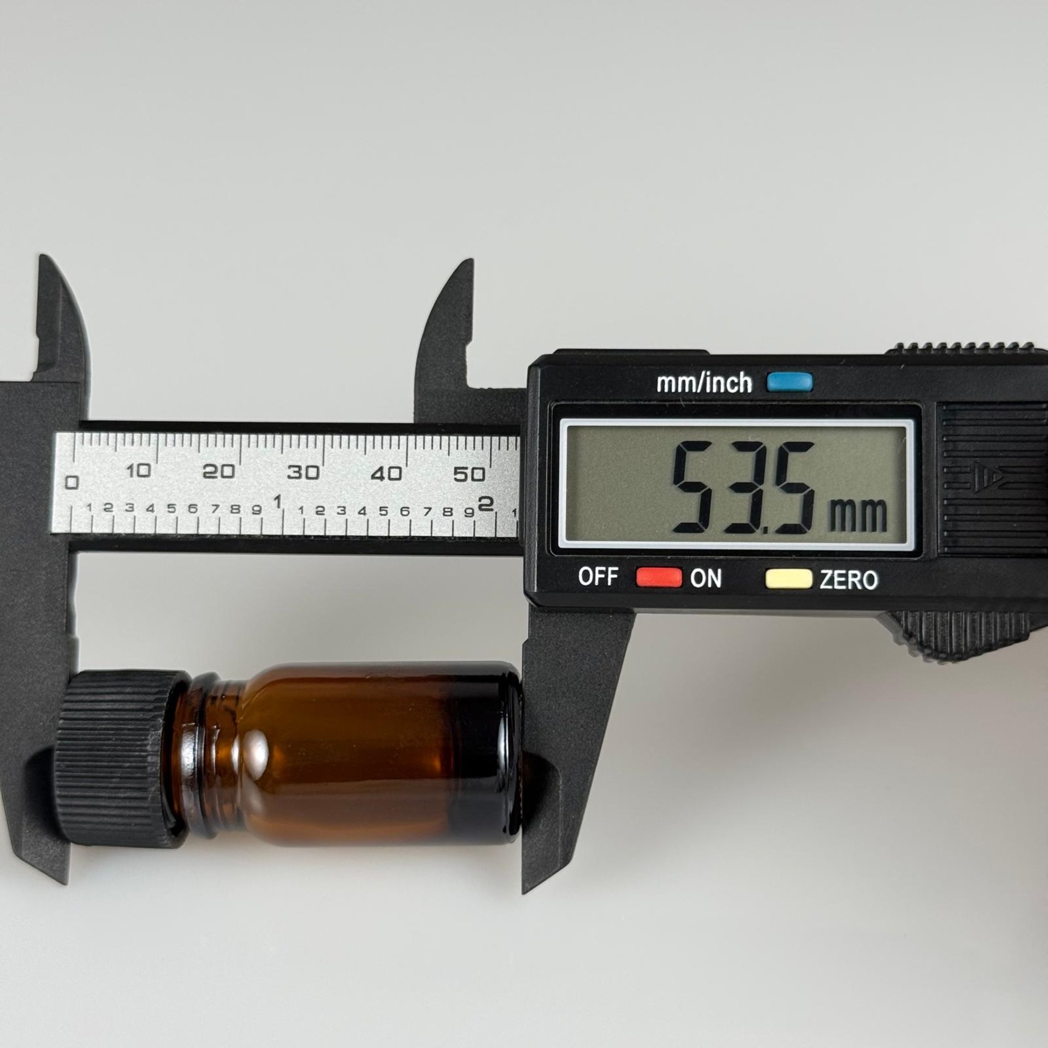 5 ML TIPALI VE KAPAKLI ŞİŞE - 5 CC AMBER KAHVERENGİ CAM ŞİŞE + CONTALI SİYAH KAPAK + KÖR TIPA