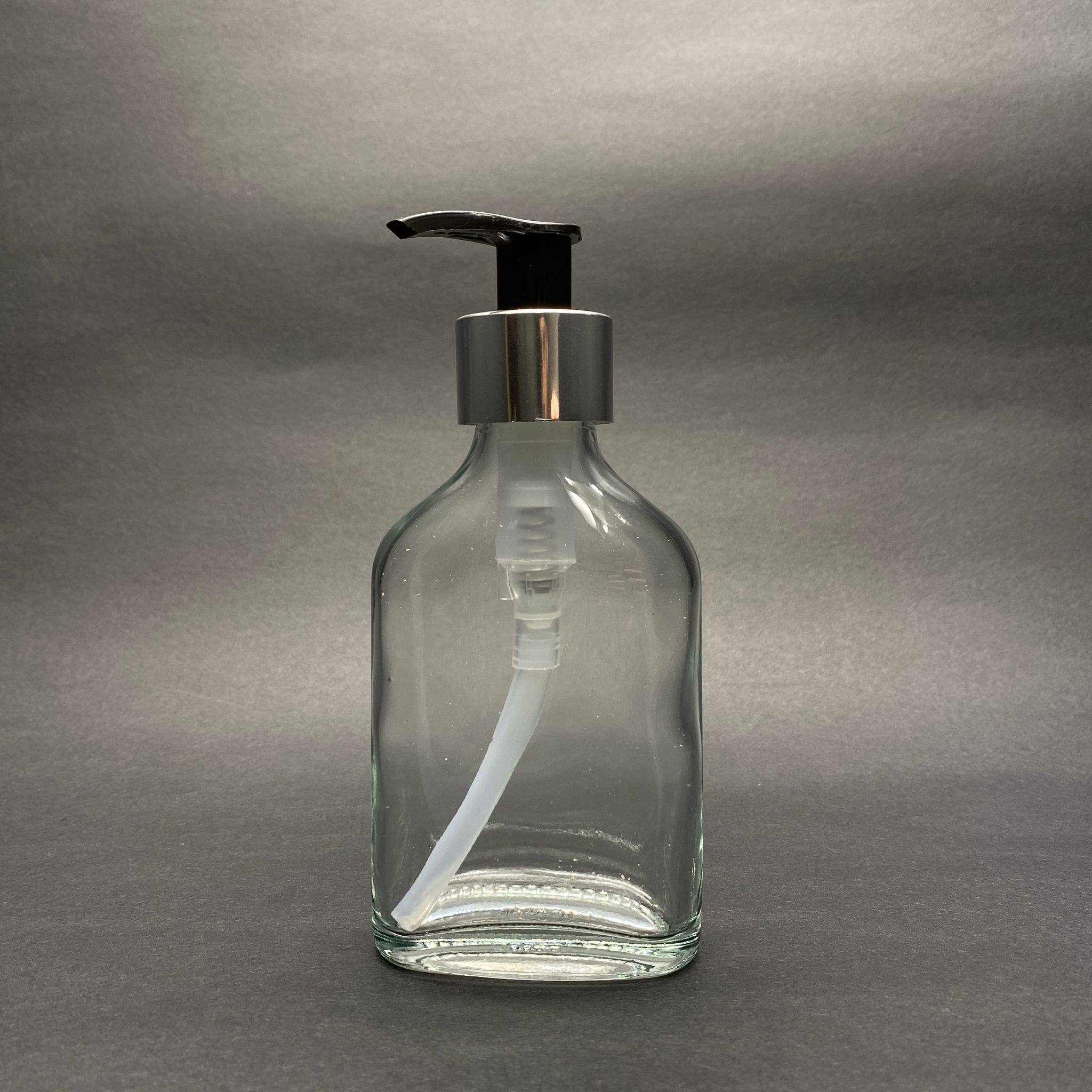 100 CC YASSI CAM ŞİŞE - GÜMÜŞ POMPALI  - 100 ML SIVI SABUN POMPALI YASSI CAM ŞİŞE , CAM TONİK ŞİŞESİ