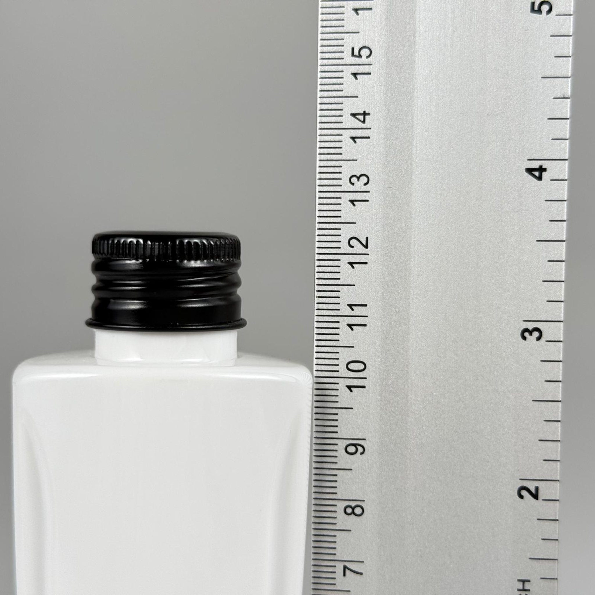 100 CC BEYAZ SERT PET ŞİŞE (LOREAL PARİS MODEL) 24 AĞIZ + KÖPÜK CONTALI SİYAH METAL ALÜMİNYUM KAPAK + KOLONYA TIPALI TAKIM - 100 ML KAPAKLI KOZMETİK PLASTİK ŞİŞELER