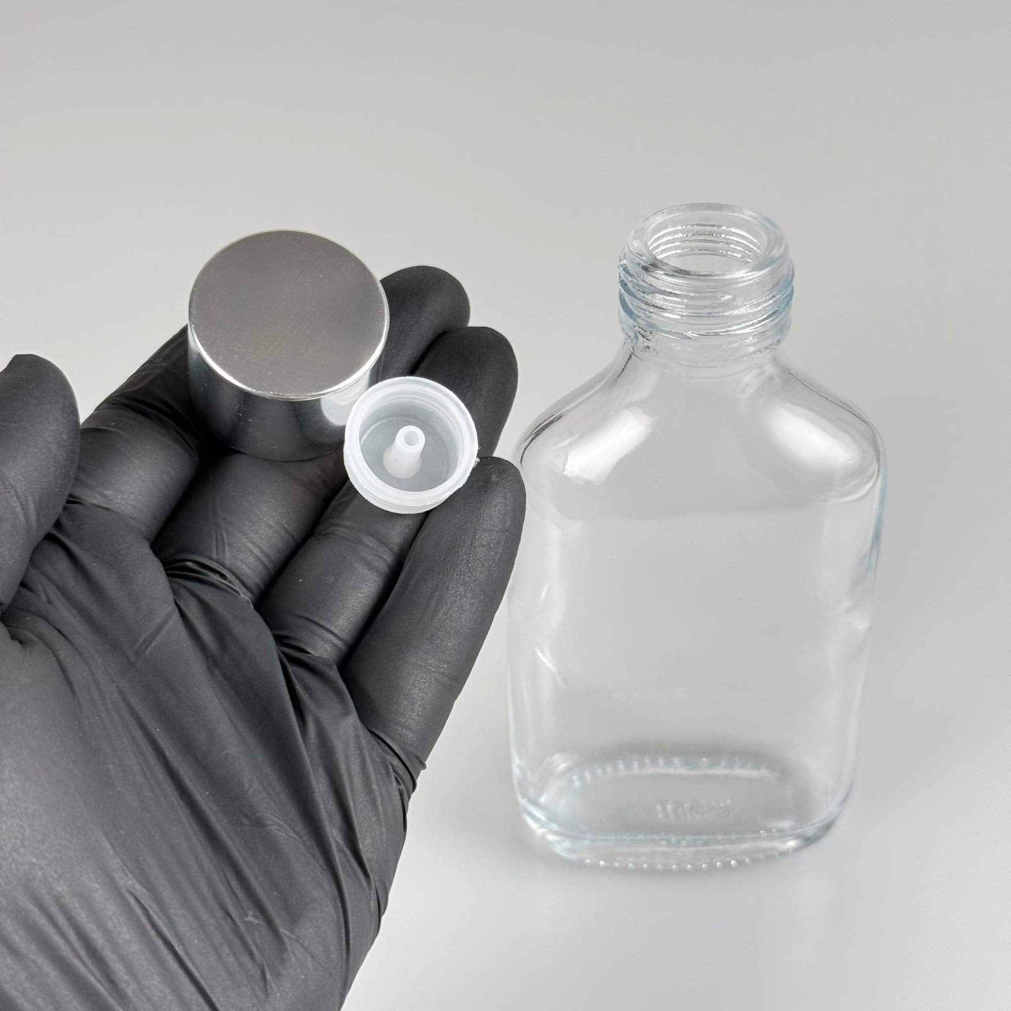 100 CC YASSI CAM ŞİŞE + ALÜMİNYUM KAPLAMA GÜMÜŞ KAPAKLI + DAMLALIKLKI KOLONYA TIPALI TAKIM -  100 ML YASSI CAM ŞİŞE
