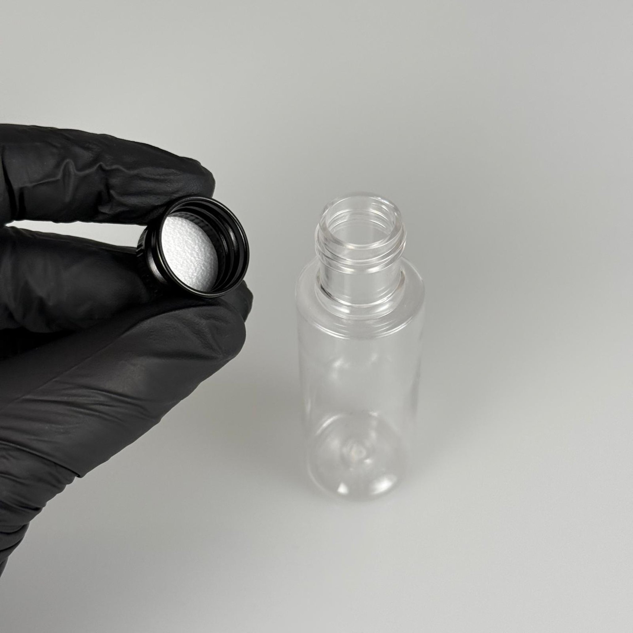 30 CC ŞEFFAF SİLİNDİR UZUN MODEL PET ŞİŞE + KÖPÜK CONTALI SİYAH ALÜMİNYUM METAL KAPAKLI TAKIM - 30 ML PLASTİK ŞİŞE