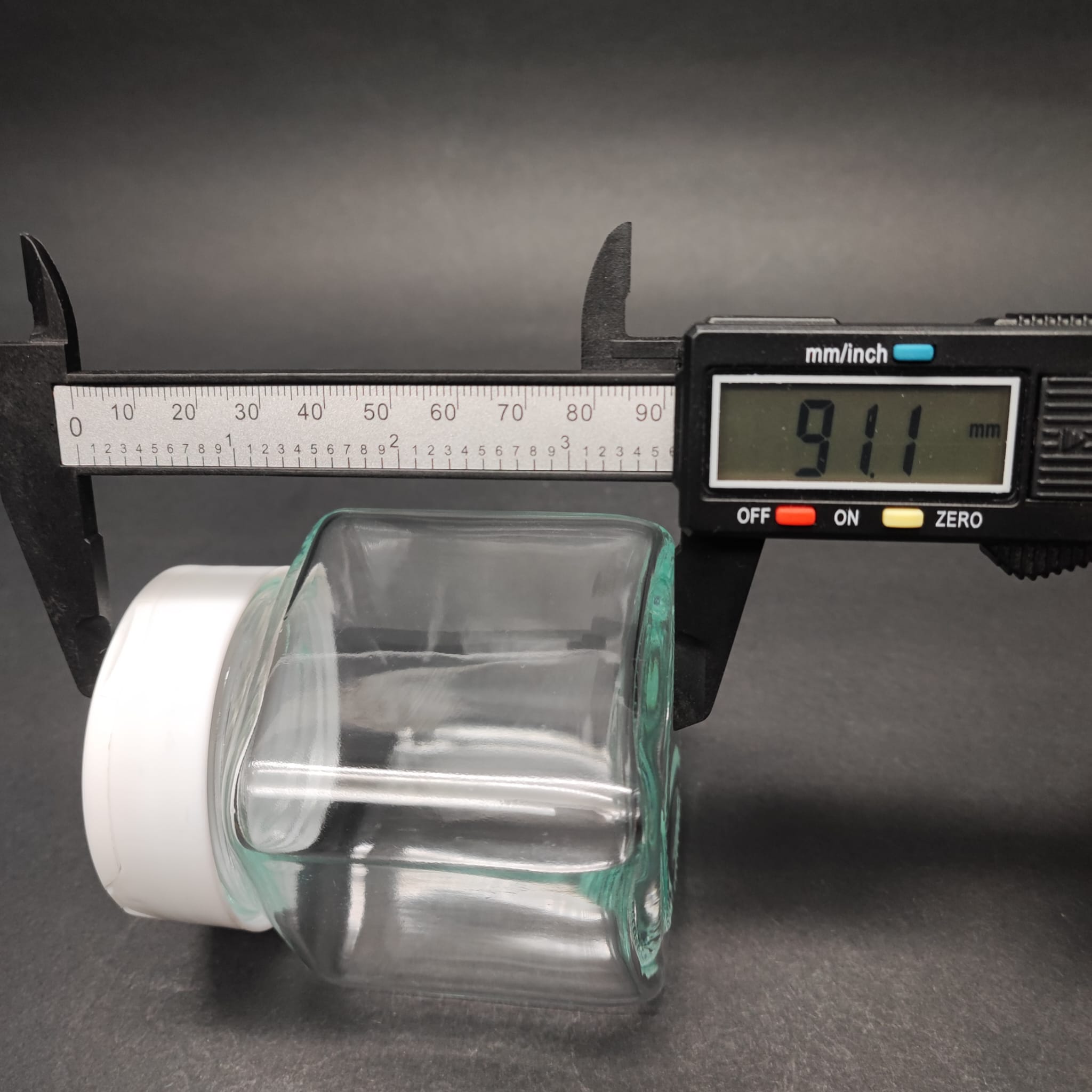 250 CC KARE MODEL CAM BAHARAT KAVANOZU - BEYAZ FLİPTOP BAHARAT KAPAKLI + SIZDIRMAZ KENDİNDEN YAPIŞKANLI KÖPÜK CONTALI -  toz kavanozu , baharat ambalajı , boş pudra şişesi . tuzluk , baharat düzenleyici set için kavanoz