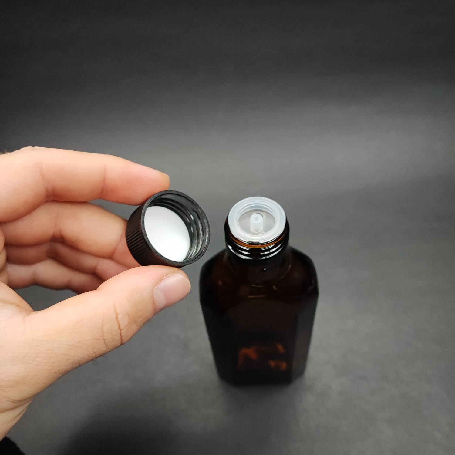 100 ML DOLUMU KOLAY, GENİŞ AĞIZLI İÇTEN DAMLALIKLI YASSI ŞİŞE (25 MM AĞIZ)  - 100 CC SİYAH CONTALI KAPAKLI İÇTEN DAMLALIKLI CAM ECZA ŞİŞESİ - AMBER KAHVERENGİ