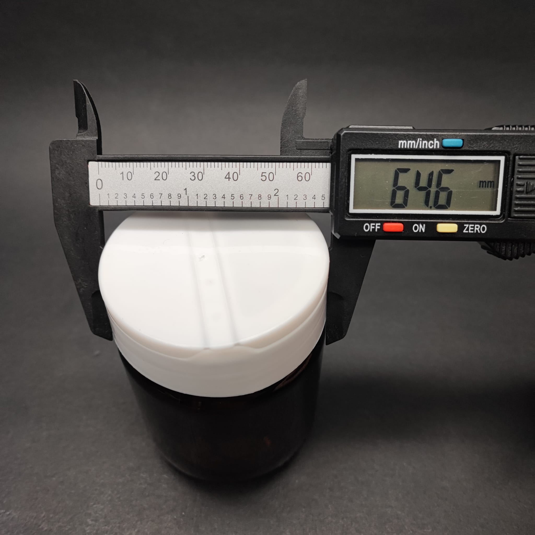 210 CC AMBER CAM BAHARAT KAVANOZU - BEYAZ FLİPTOP BAHARAT KAPAKLI + SIZDIRMAZ KENDİNDEN YAPIŞKANLI KÖPÜK CONTALI - toz kavanozu , baharat ambalajı , boş pudra şişesi . tuzluk , baharat düzenleyici set için kavanoz
