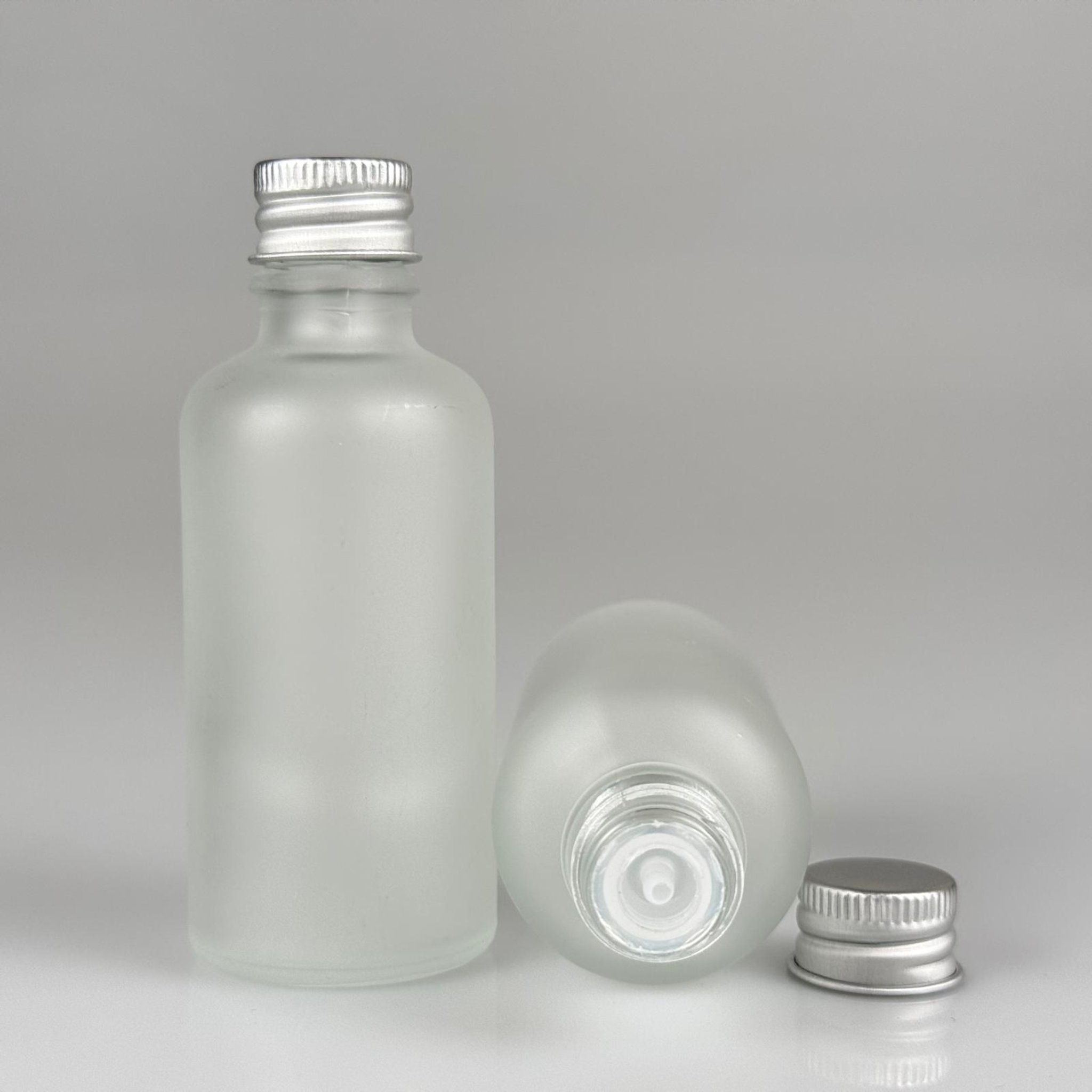 50 CC BUZLU CAM ŞİŞE + KÖPÜK CONTALI GÜMÜŞ ALÜMİNYUM METAL KAPAKLI + DAMLALIKLI KOLONYA TIPALI TAKIM - 50 ML BUZLU CAM ŞİŞE