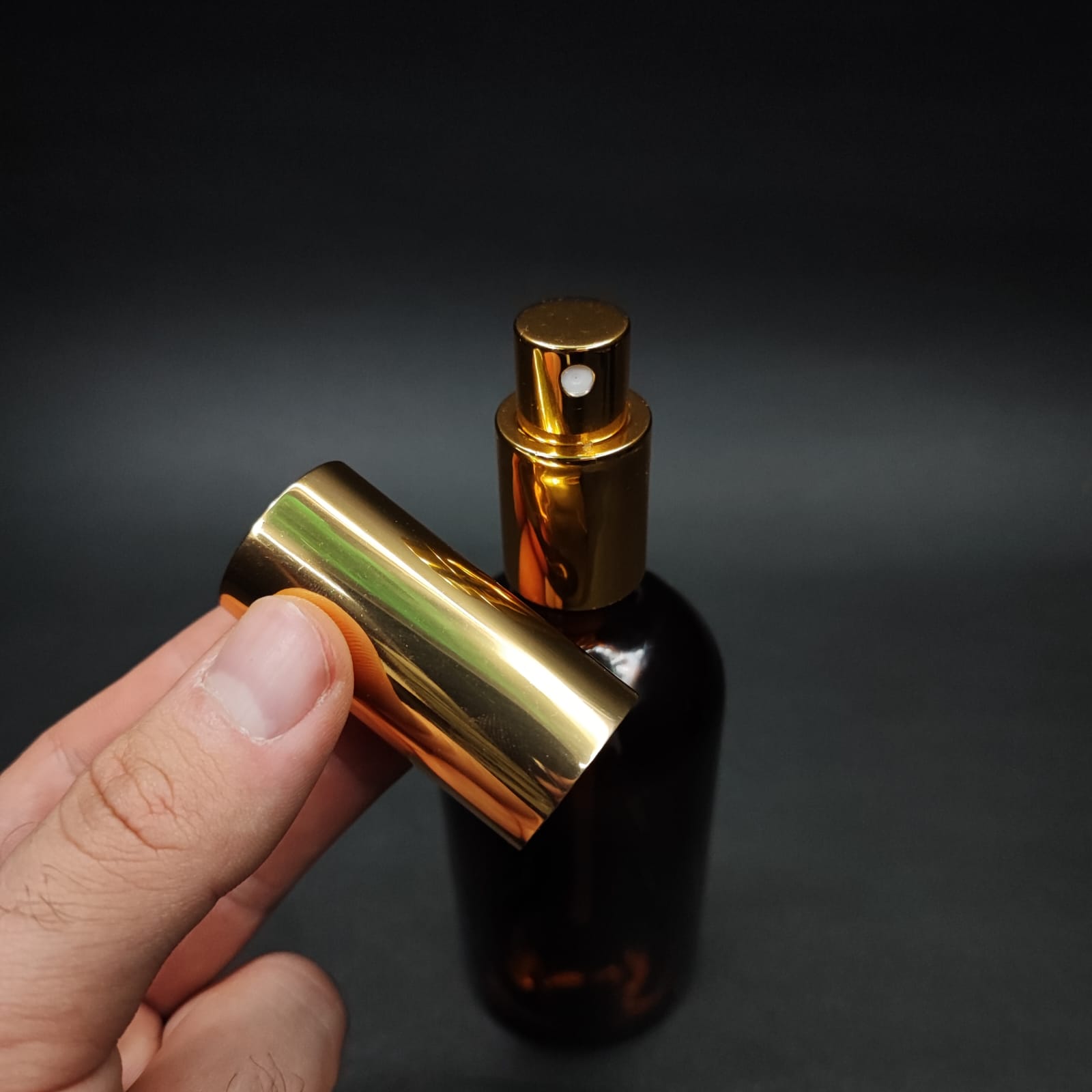 100 ML LÜKS VİDALI VALF ÇEVİRME PARFÜM ŞİŞELERİ - 100 CC AMBER CAM ŞİŞE - GOLD METAL SPREYLİ KAPAKLI SET