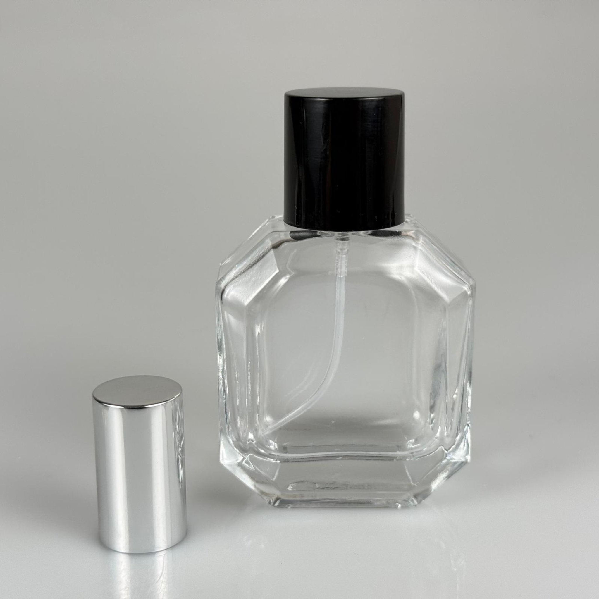 50 ML KAZABLANKA MODEL KÖŞELİ PARFÜM ŞİŞESİ + GÜMÜŞ METALE METAL SPREY + SİYAH POLO KAPAKLI SET (AĞIZ 13 MM VİDALI) TEKRAR DOLDURULABİLİR