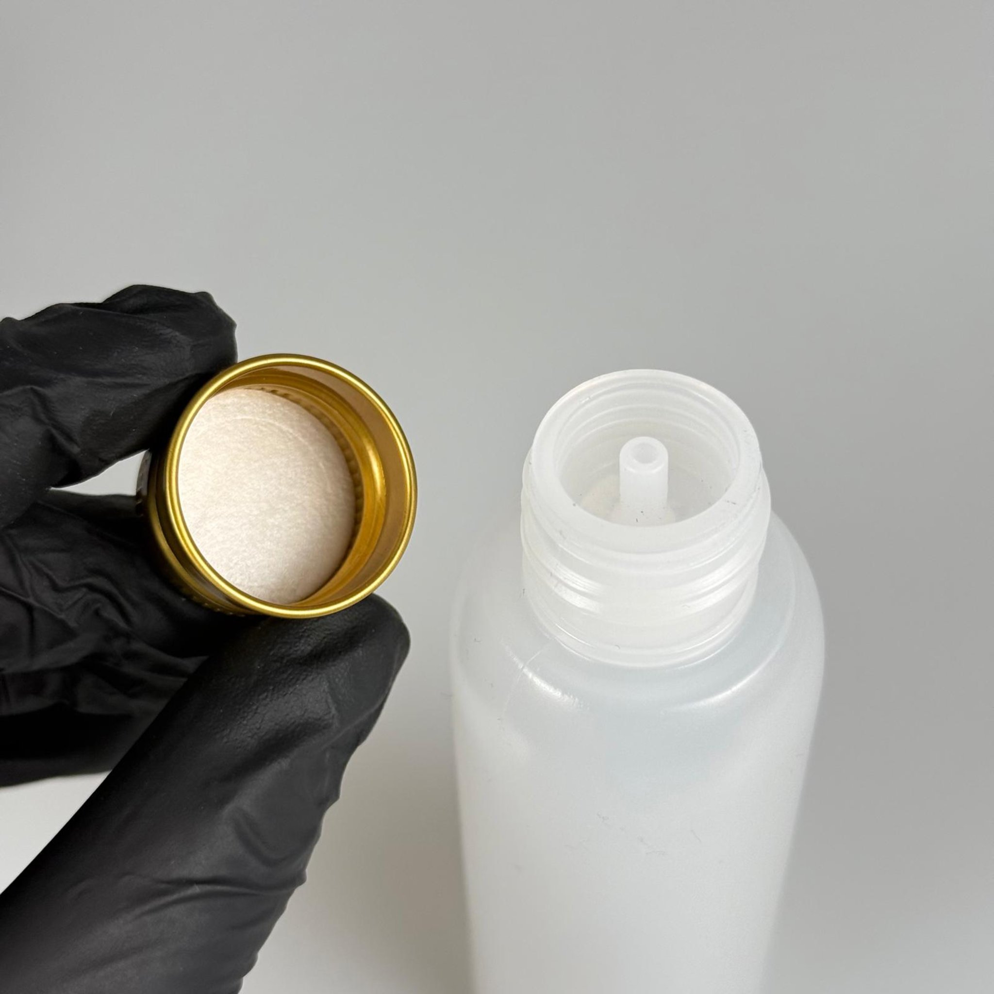 100 ML SIKILABİLİR YUMUŞAK PE POLİETİLEN PLASTİK ASETON ŞİŞESİ ( 24 AĞIZ ) + KÖPÜK CONTALI GOLD METAL ALÜMİNYUM KAPAKLI KOLONYA TIPALI TAKIM - 100 cc sos, yağ, kartuş, mürekkep vb için boş şişeler