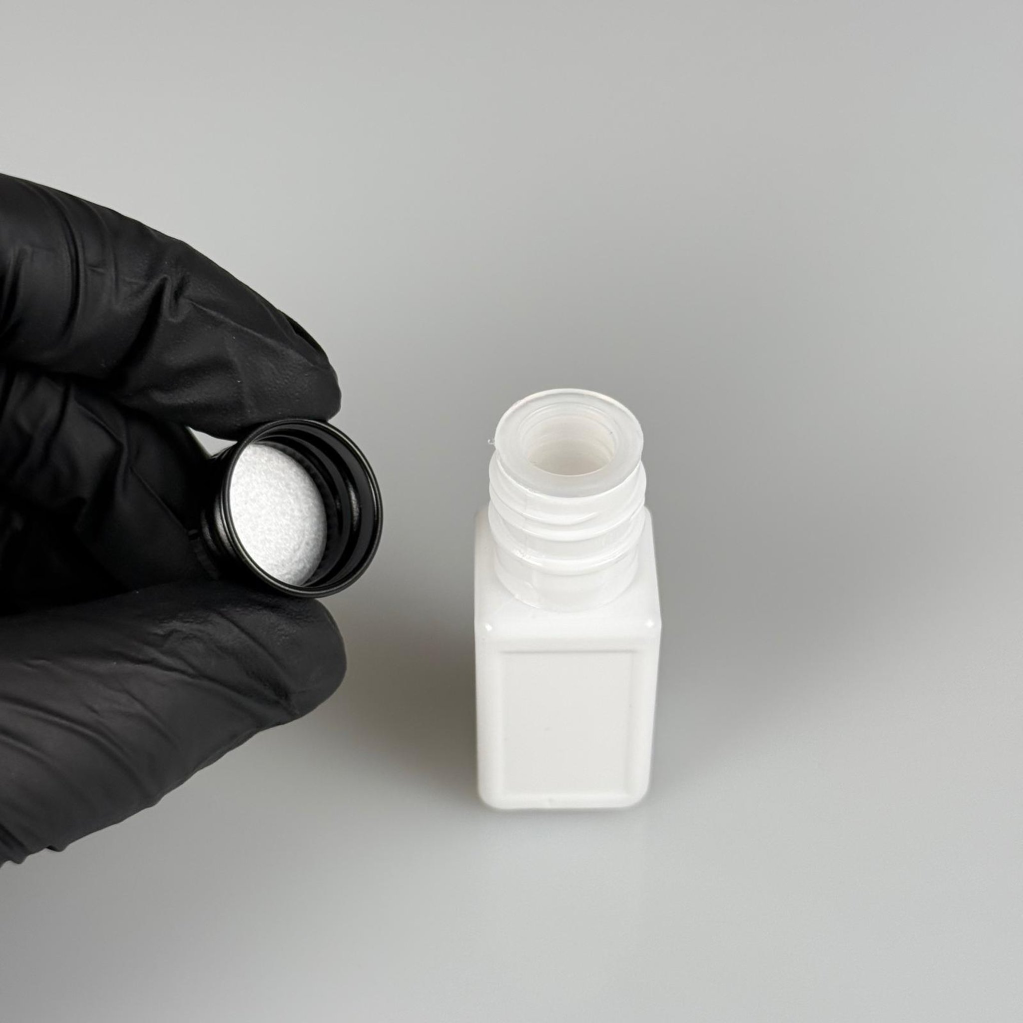 10 CC BEYAZ KARE PET SHOT ŞİŞE - KÖPÜK CONTALI SİYAH ALÜMİNYUM METAL KAPAKLI + KÖR TIPALI TAKIM - 10 ML PLASTİK ŞİŞE