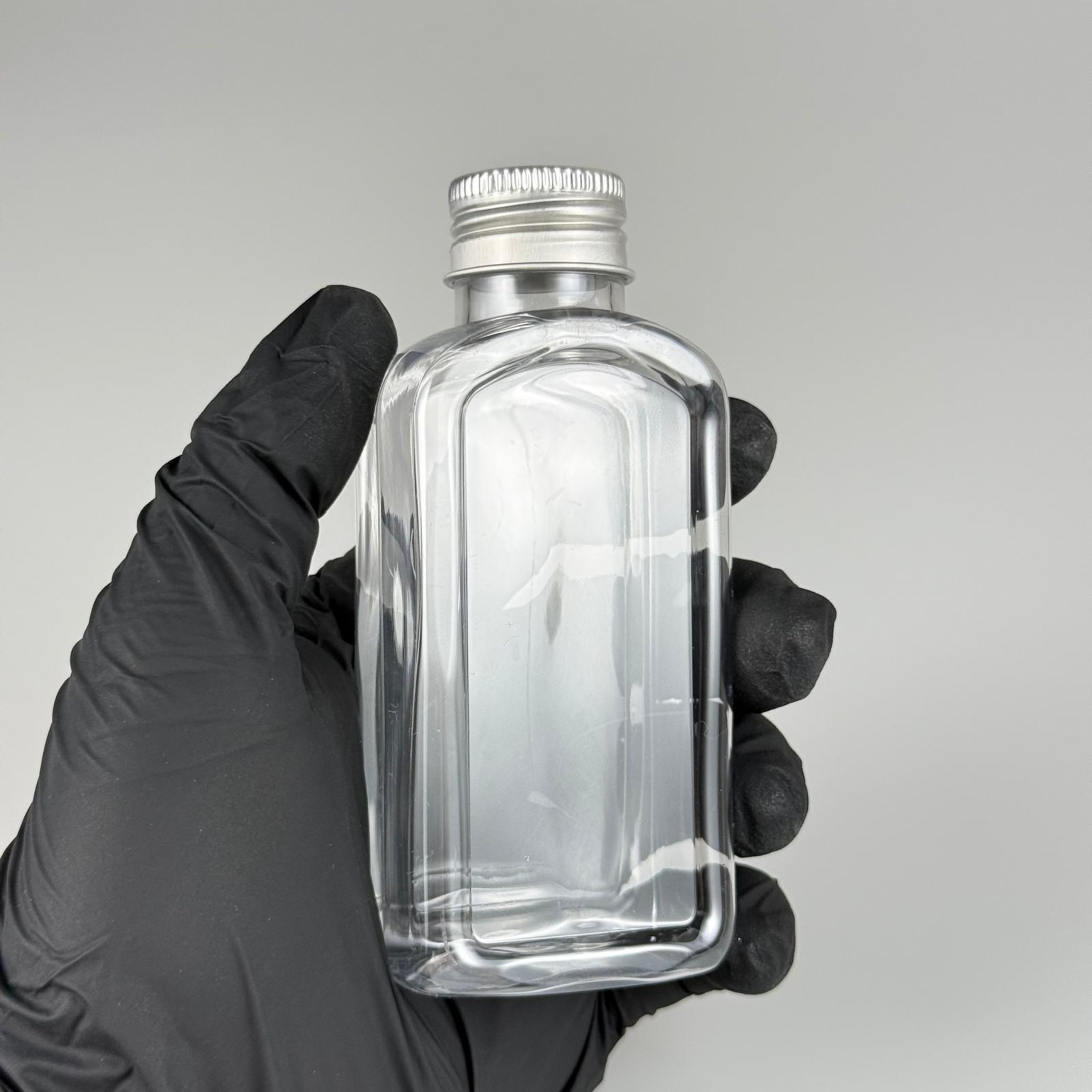 100 CC YASSI KÖŞELİ MODEL ŞEFFAF PET ŞİŞE (24 AĞIZ) + KÖPÜK CONTALI GÜMÜŞ METAL ALÜMİNYUM KAPAK TAKIM - 100 ML KAPAKLI PLASTİK ŞİŞELER