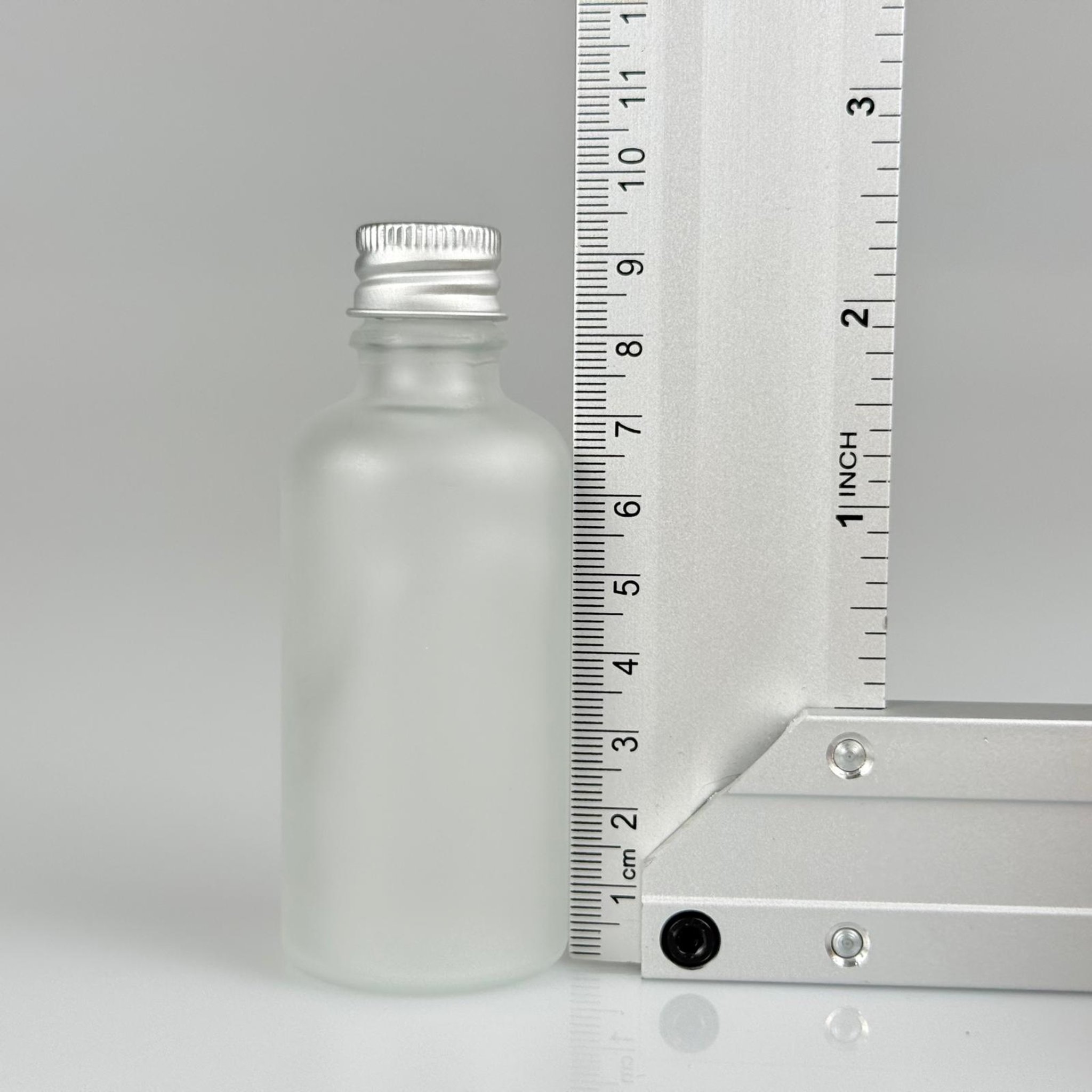 50 CC BUZLU CAM ŞİŞE + KÖPÜK CONTALI GÜMÜŞ ALÜMİNYUM METAL KAPAKLI + DAMLALIKLI KOLONYA TIPALI TAKIM - 50 ML BUZLU CAM ŞİŞE