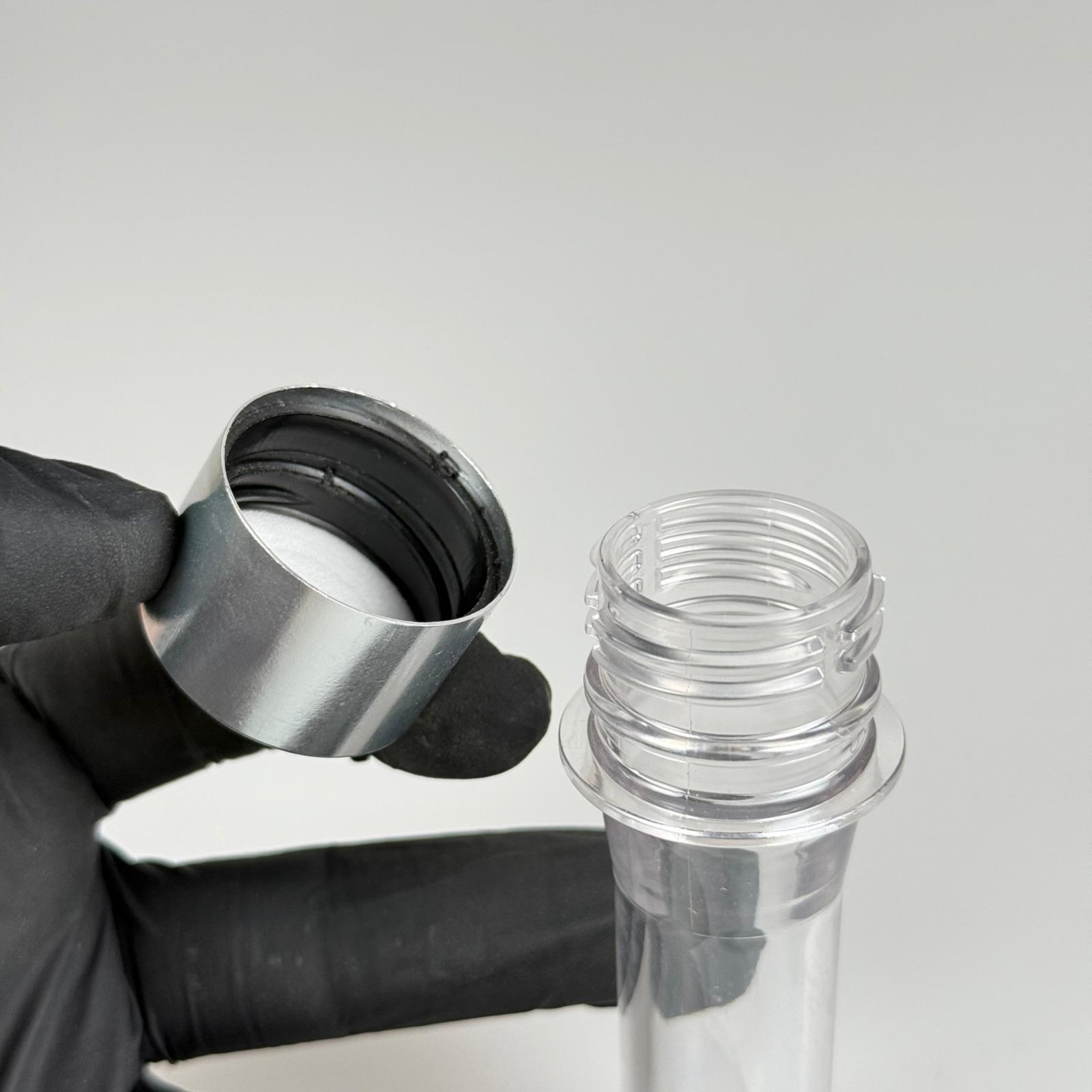 9 CM TÜP - 20 CC UZUN KALIN PET ŞİŞE + ALÜMİNYUM KAPLAMALI GÜMÜŞ KAPAKLI TAKIM - 20 ML KALIN PET ŞİŞE