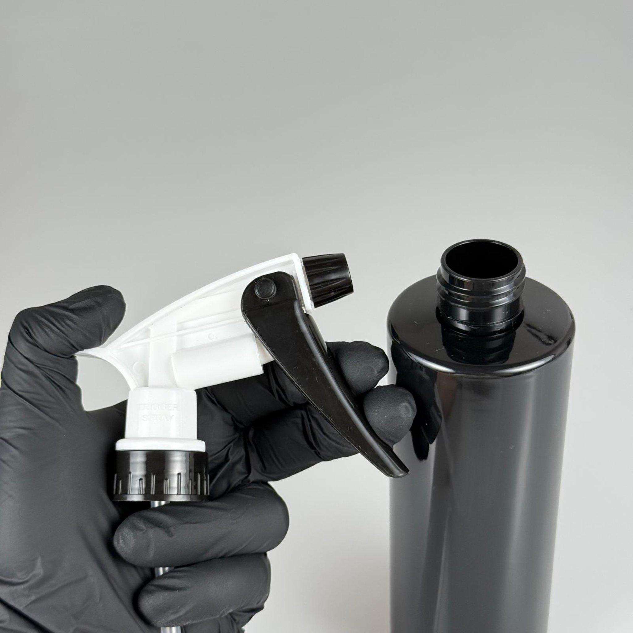 400 CC PET OTO BAKIM ŞİŞESİ - BÜYÜK SİYAH BEYAZ DOZAJLI KİMYASALA DAYANIKLI TRİGER TETİK SPREYLİ - 400 ML KİMYASALA DAYANIKLI PLASTİK ŞİŞE - 0,4 LT PET ŞİŞE - SİYAH OTO TEMİZLİK ŞİŞESİ