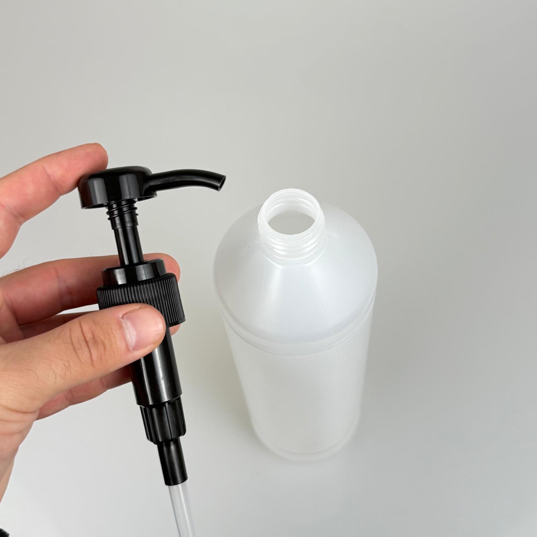 1000 CC YARI SAYDAM POLİETİLEN UZUN MODEL ŞİŞE - SİYAH DOZAJ POMPALI (HER BASMADA 4 CC SIVI ATAR)  - 1 LT POMPALI ŞİŞE - ŞURUP, ŞAMPUAN, KREM GİBİ YOĞUN KIVAMLI SIVILARDA KULLANILIR