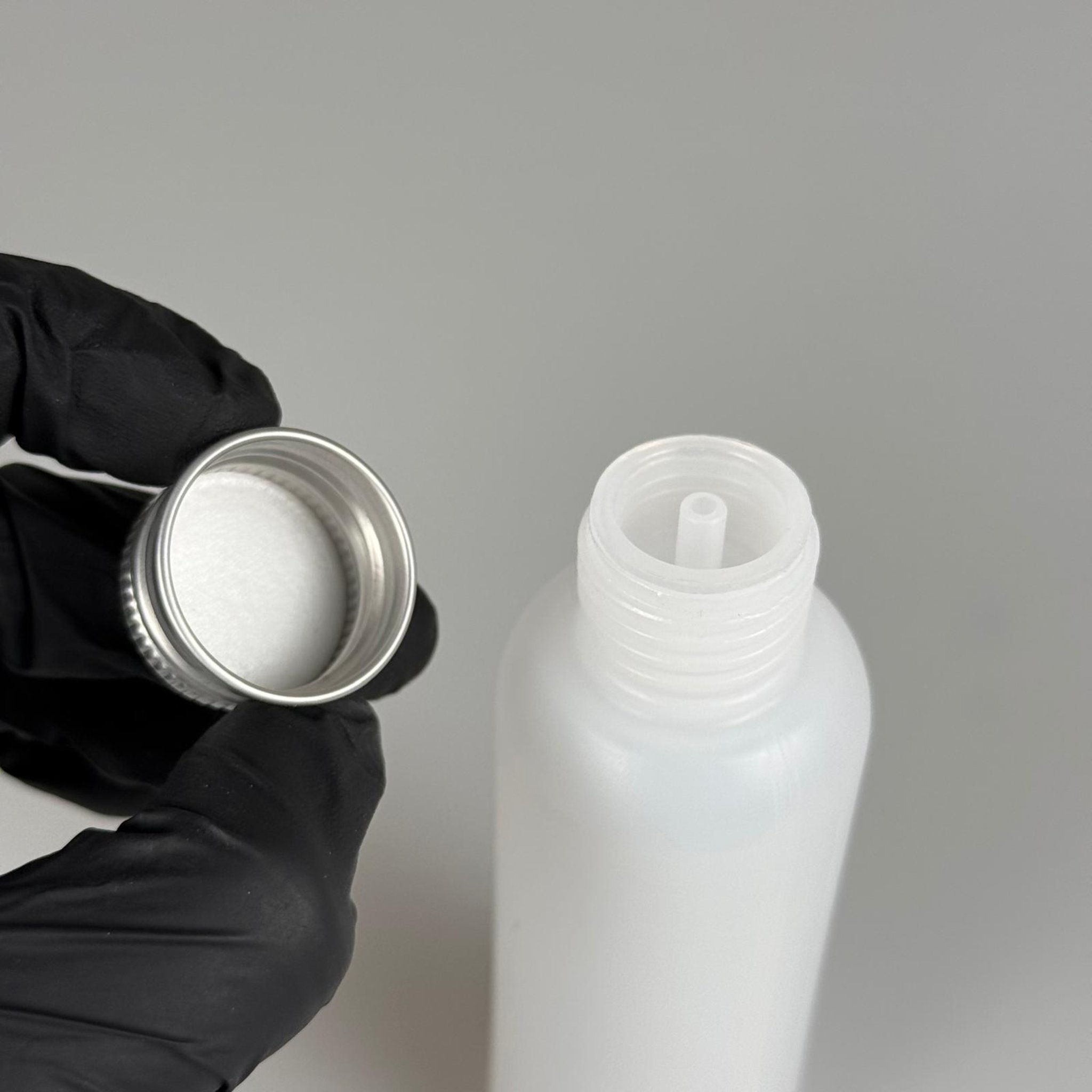 100 CC NATÜREL SERT POLİETİLEN ASETON ŞİŞESİ ( 24 MM ) + KÖPÜK CONTALI GÜMÜŞ METAL ALÜMİNYUM KAPAKLI + KOLONYA TIPALI TAKIM - 100 ML KAPAKLI PLASTİK ASETON ŞİŞELERİ