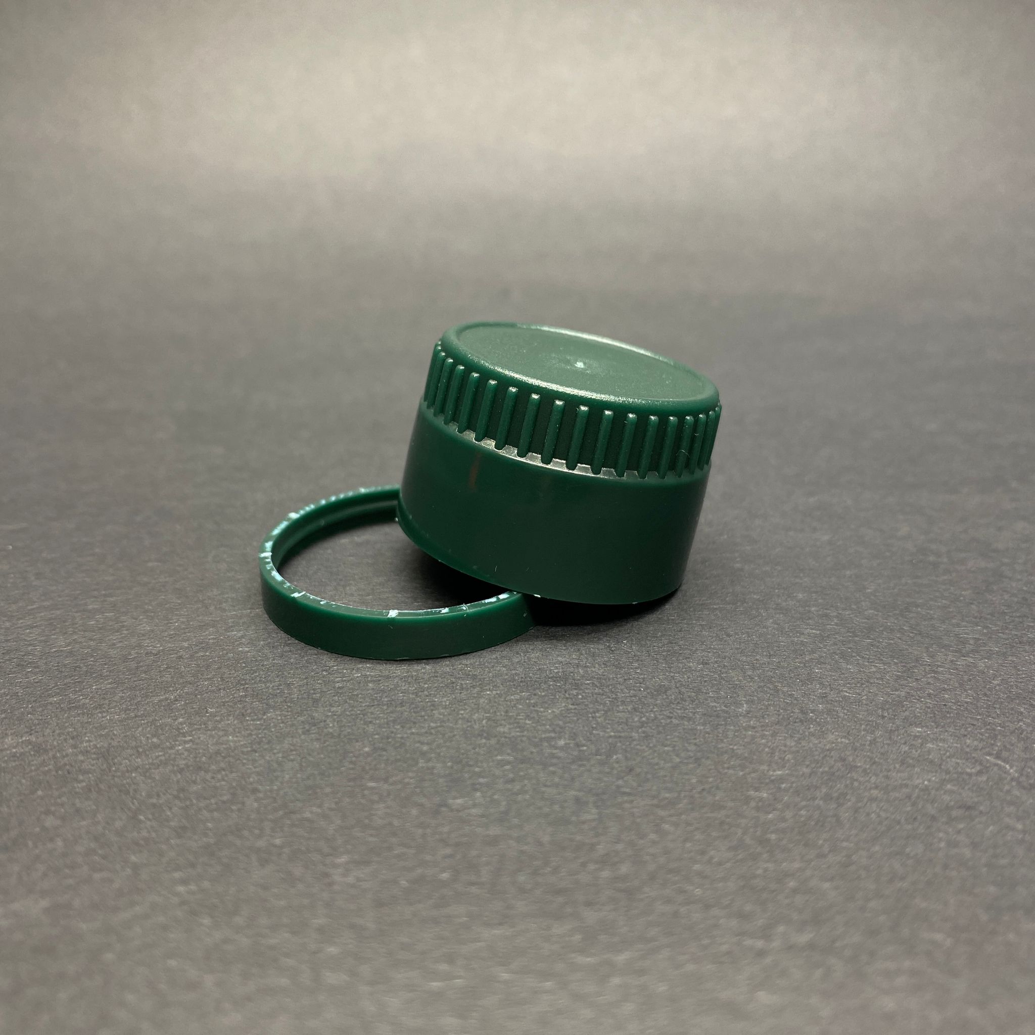 31 MM VİDALI KİLİTLİ YEŞİL PLASTİK KAPAK - AKITICILI (ZEYTİNYAĞ KAPAK - AKITICILI) - 31,5/24 DROP STOP PLASTİK KAPAK