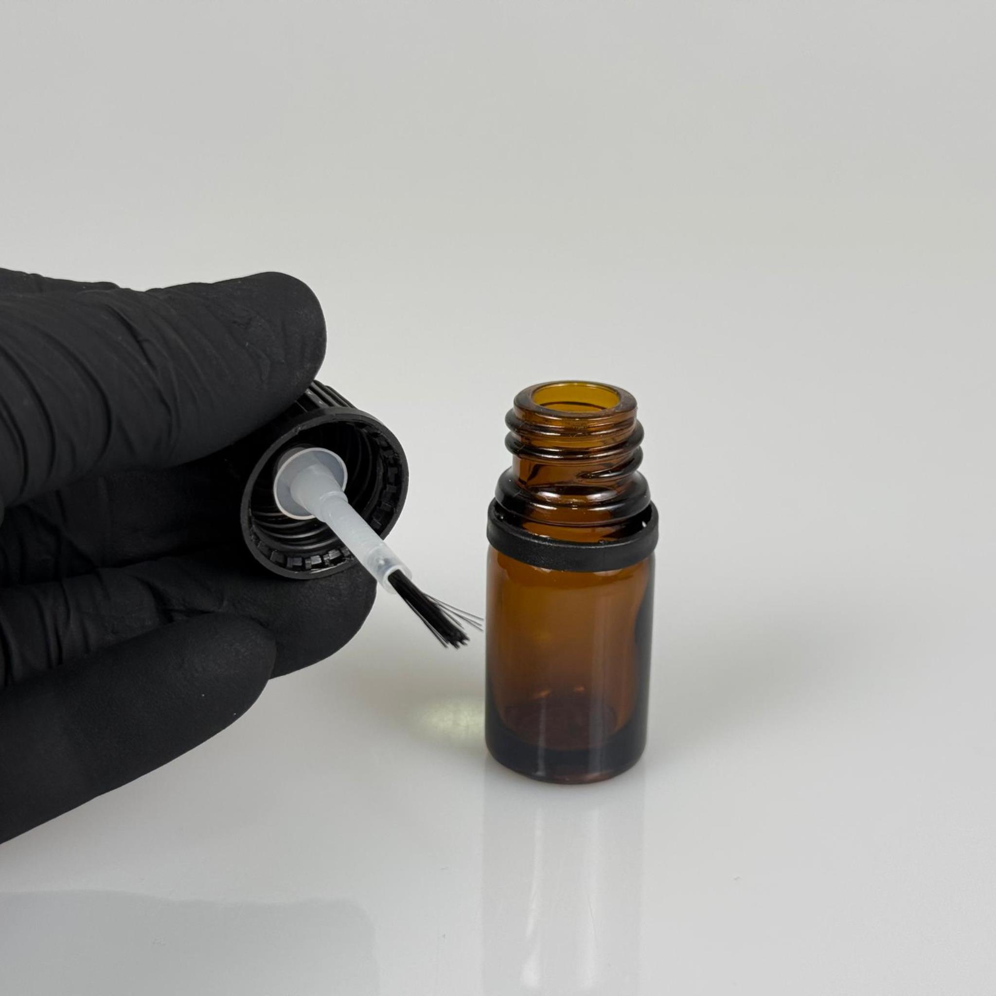 5 CC FIRÇALI CAM ŞİŞE - AMBER - 5 ML SİYAH KAPAKLI FIRÇALI CAM ŞİŞE - CAM OJE ŞİŞESİ FIRÇALI BEYAZ KAPAKLI TAKIM - BOŞ OJE ŞİŞESİ, FIRÇALI ŞİŞE, OTOMOTİV VE MOBİLYA İÇİN RÖTÜŞ BOYA ŞİŞESİ VB. ÇOK AMAÇLI FIRÇALI ŞİŞE