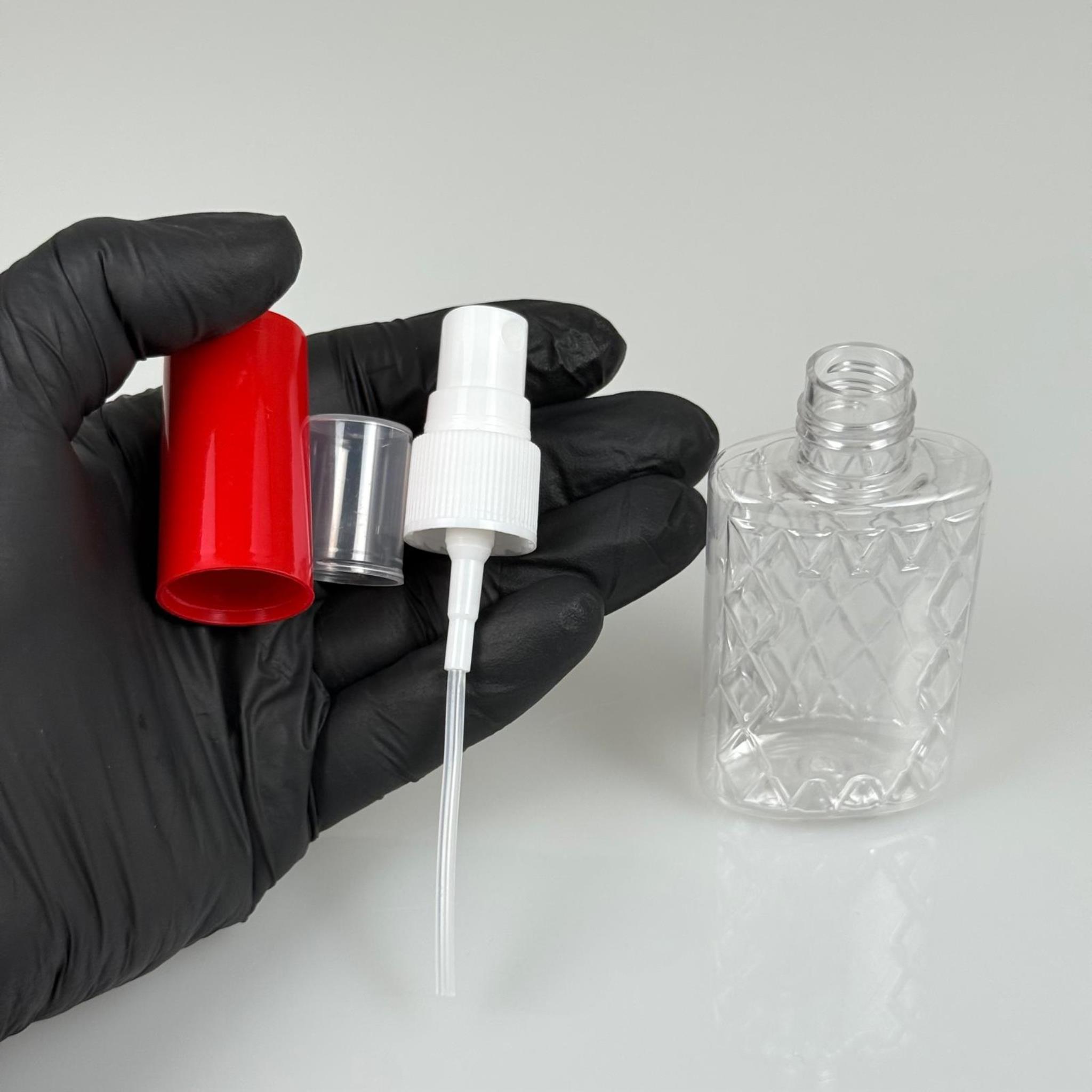 50 CC ŞEFFAF PET KÖŞELİ PARFÜM ŞİŞESİ - BEYAZ SPREYLİ - KIRMIZI KORUMA KAPAKLI - 50 ML PLASTİK PARFÜM - KOLONYA ŞİŞESİ