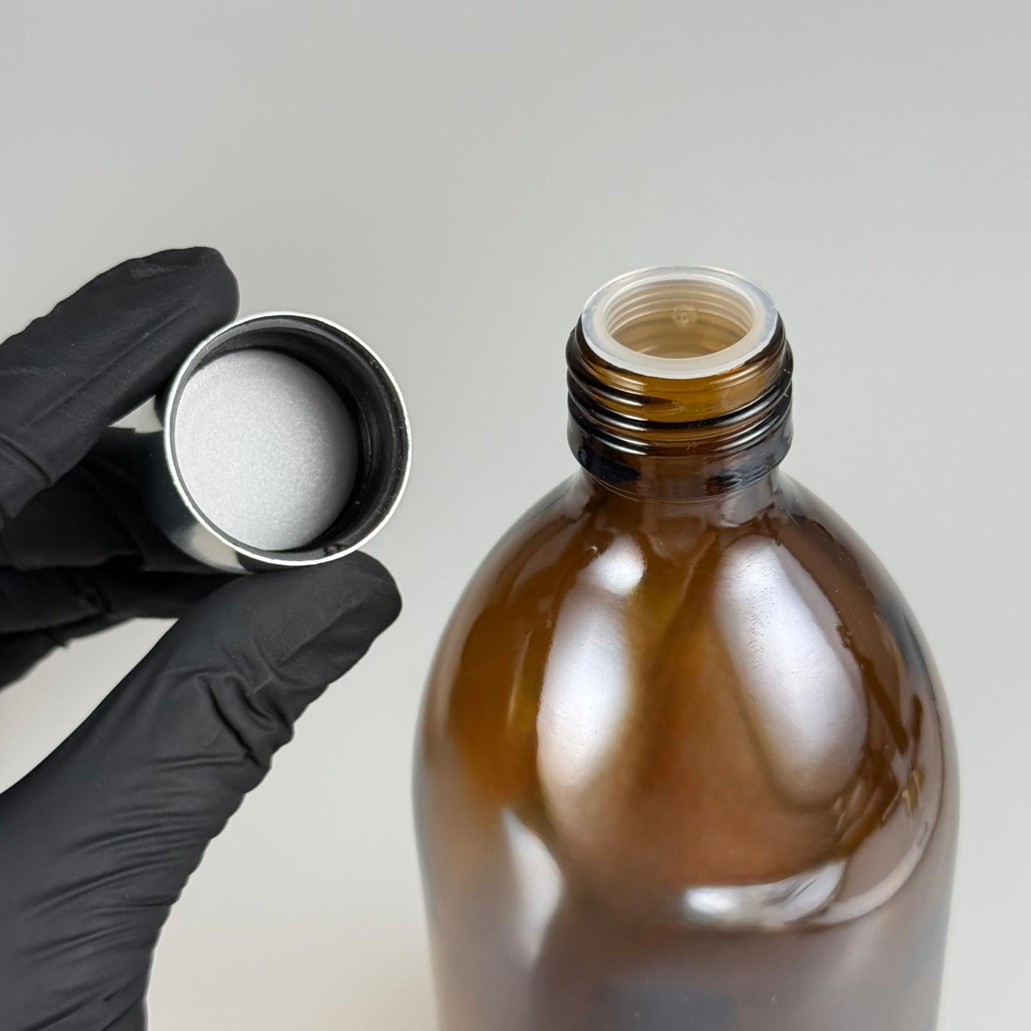 500 CC AMBER TOMBUL ÖZEL SERİ CAM ŞİŞE + ALÜMİNYUM KAPLAMALI GÜMÜŞ KAPAKLI + KÖR TIPALI TAKIM - 500 ML KAHVERENGİ CAM ŞİŞE
