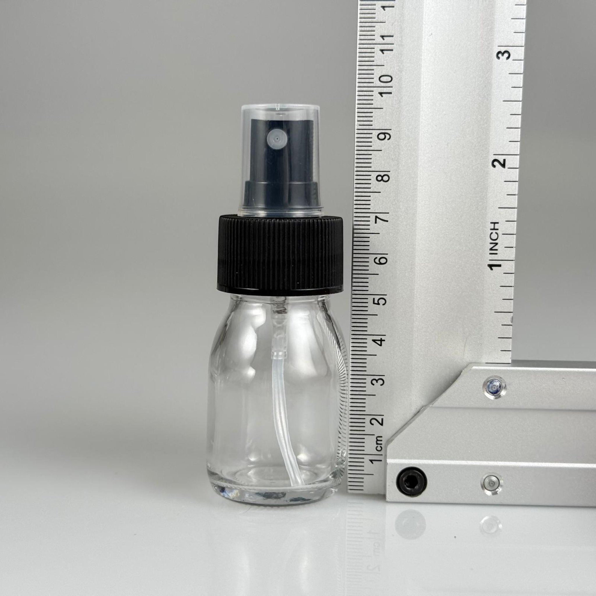 30 CC GENİŞ AĞIZLI ŞEFFAF CAM ŞİŞE SİYAH SPREYLİ TAKIM - 30 ML ŞEFFAF ŞURUP ECZA ŞİŞESİ - MİKROPLARDAN KORUNMASI İÇİN İLAÇLANMIŞTIR, SUYA TUTUNCA ŞEFFAF RENGİ ALIR