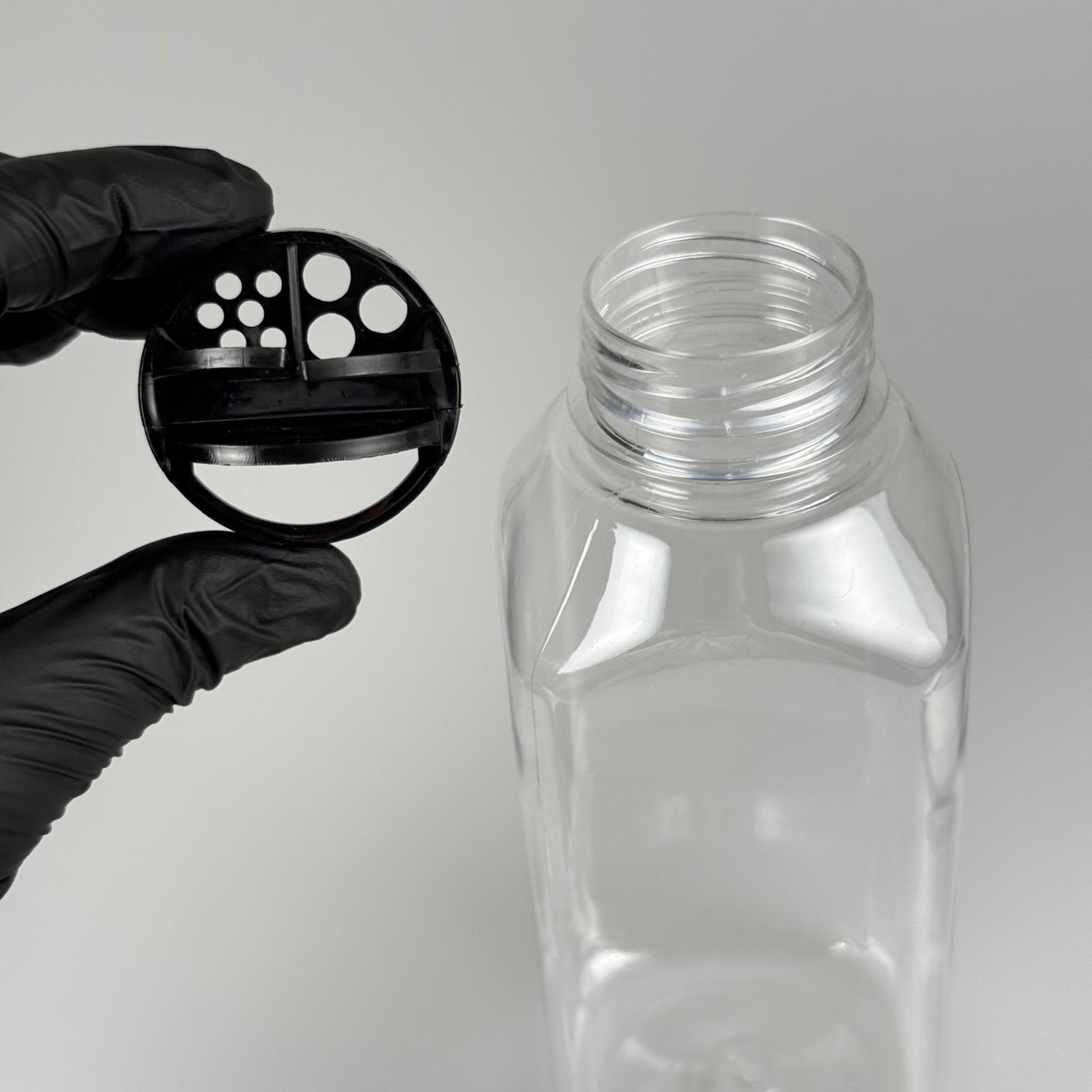 PLASTİK KARE BAHARATLIK KAVANOZ - 500 ML PET BAHARAT, TOZ, PUDRA VB İÇİN PET ŞİŞE - SİYAH AÇILIR KAPANIR DELİKLİ KAPAKLI TAKIM - 500 CC