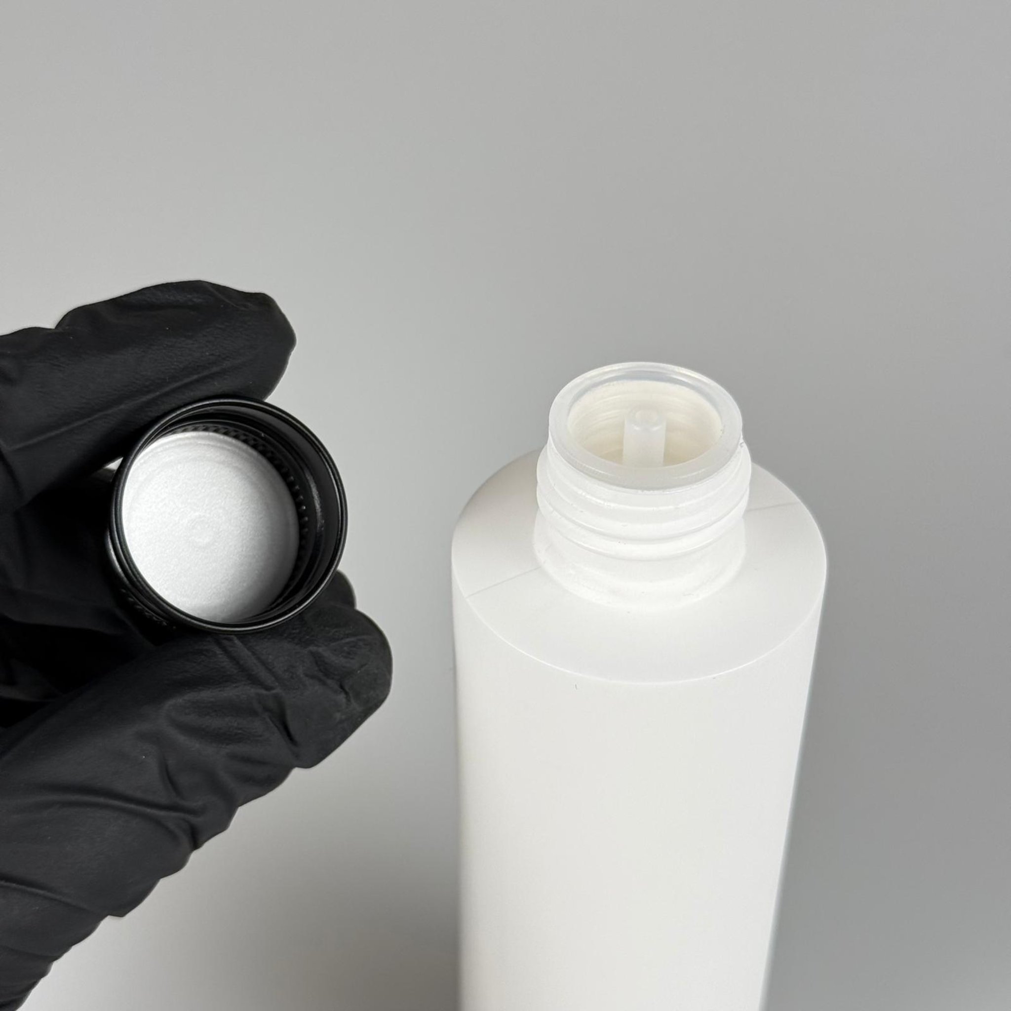 150 CC MAT BEYAZ SERT POLİETİLEN ASETON ŞİŞESİ (24 AĞIZ) + KÖPÜK CONTALI SİYAH METAL ALÜMİNYUM KAPAK + KOLONYA TIPALI TAKIM - 150 ML KAPAKLI BEYAZ PLASTİK ŞİŞELER