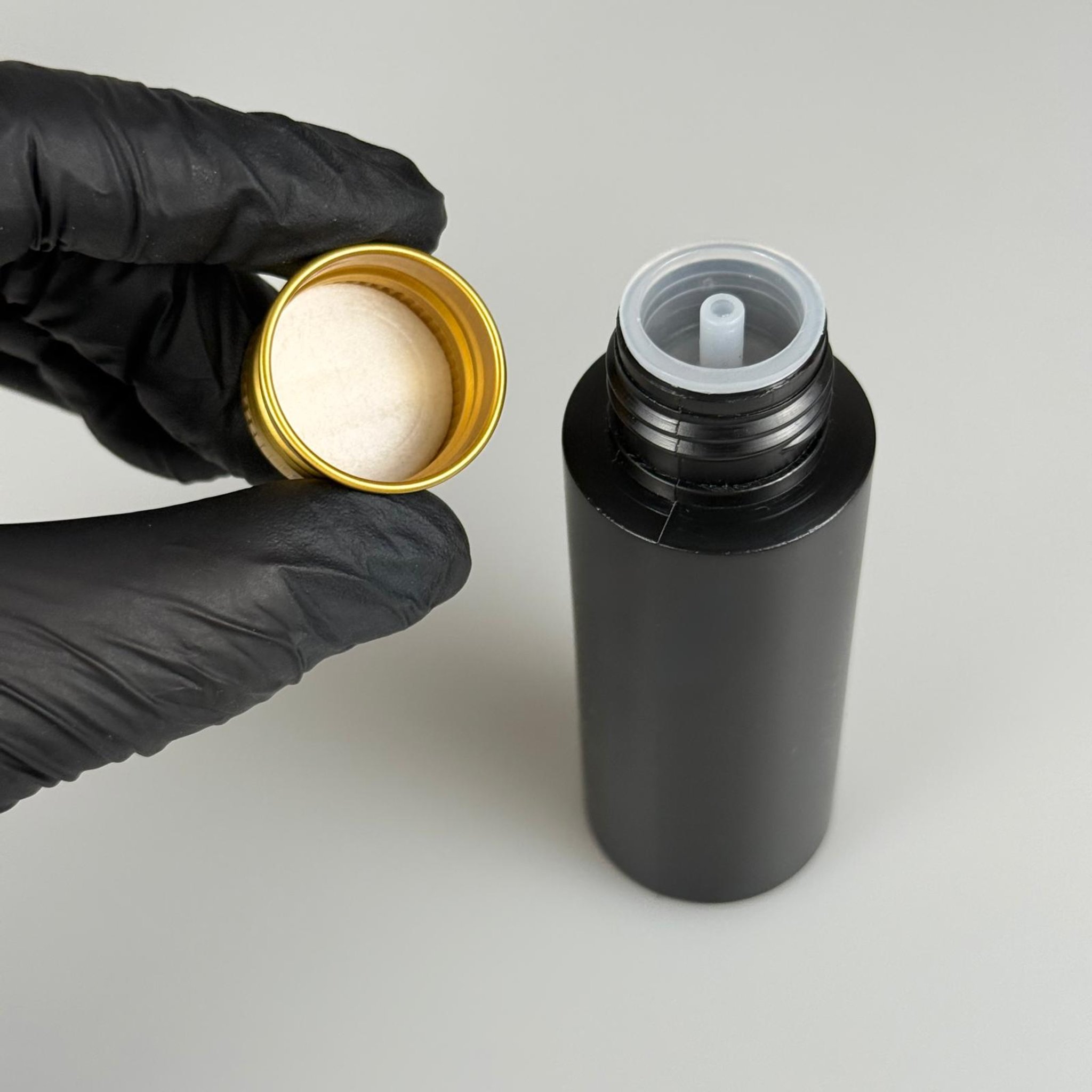 50 CC SİYAH POLİETİLEN PLASTİK ASETON ŞİŞESİ ( 24 AĞIZ ) + KÖPÜK CONTALI GOLD METAL ALÜMİNYUM KAPAK + KOLONYA TIPALI TAKIM - 50 ML KAPAKLI SİYAH PLASTİK ŞİŞELER
