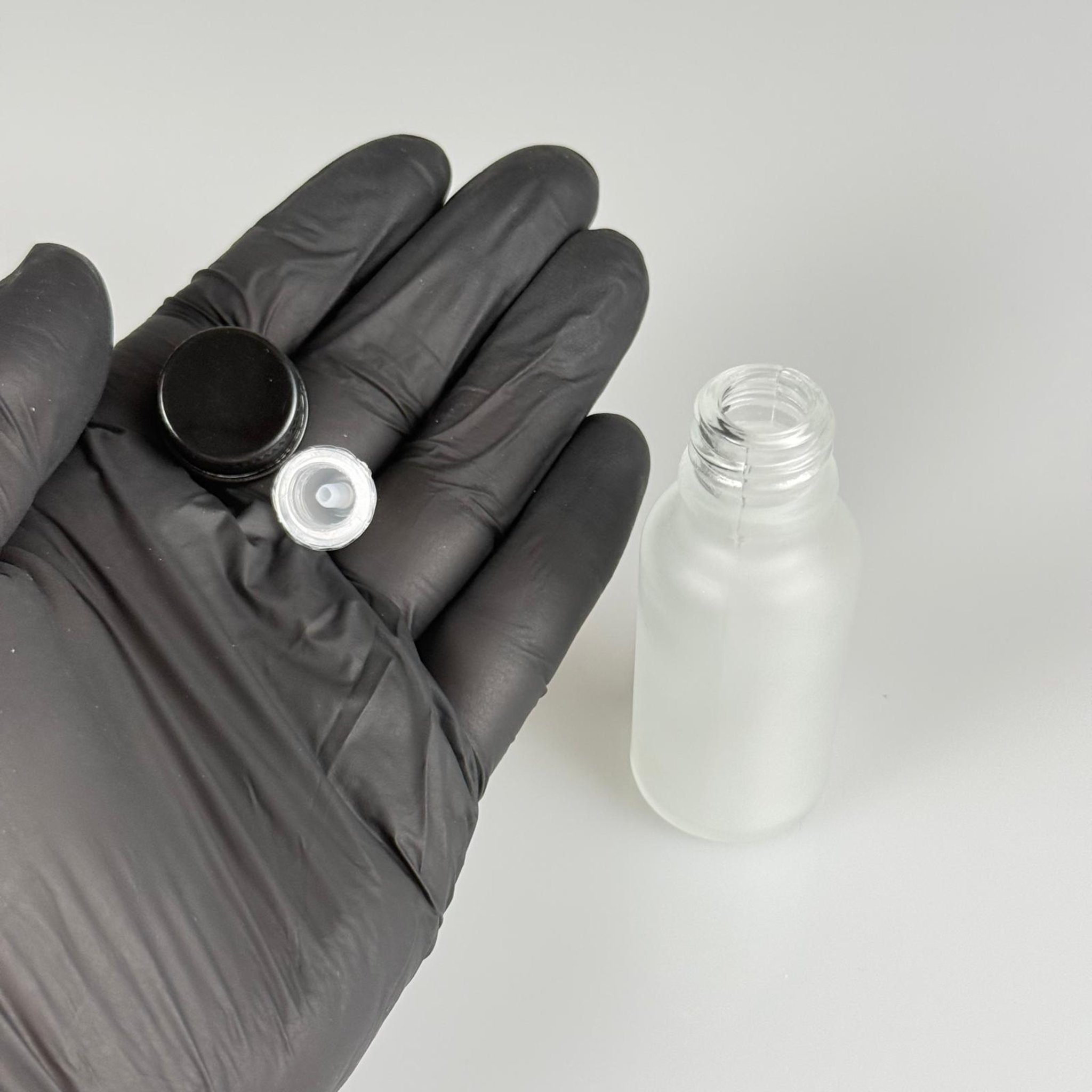 20 CC BUZLU CAM ŞİŞE + KÖPÜK CONTALI SİYAH ALÜMİNYUM METAL KAPAKLI + DAMLALIKLI KOLONYA TIPALI TAKIM - 20 ML BUZLU CAM ŞİŞE