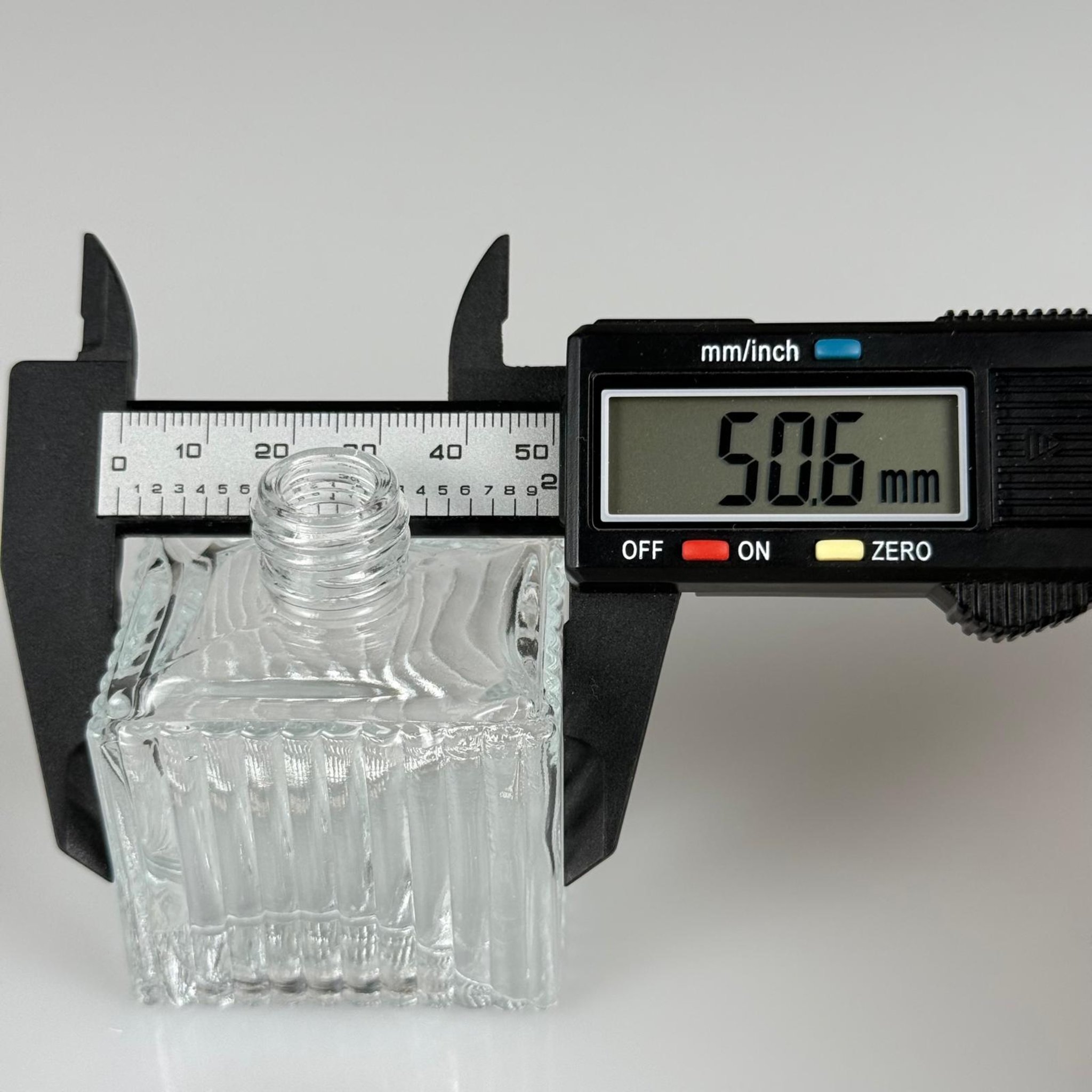 50 CC KÖŞELİ DESENLİ ÇİZGİLİ CAM ŞİŞE + SİYAH ALÜMİNYUM METAL KAPAKLI TAKIM - 50 ML PRESTİJLİ ŞİŞE