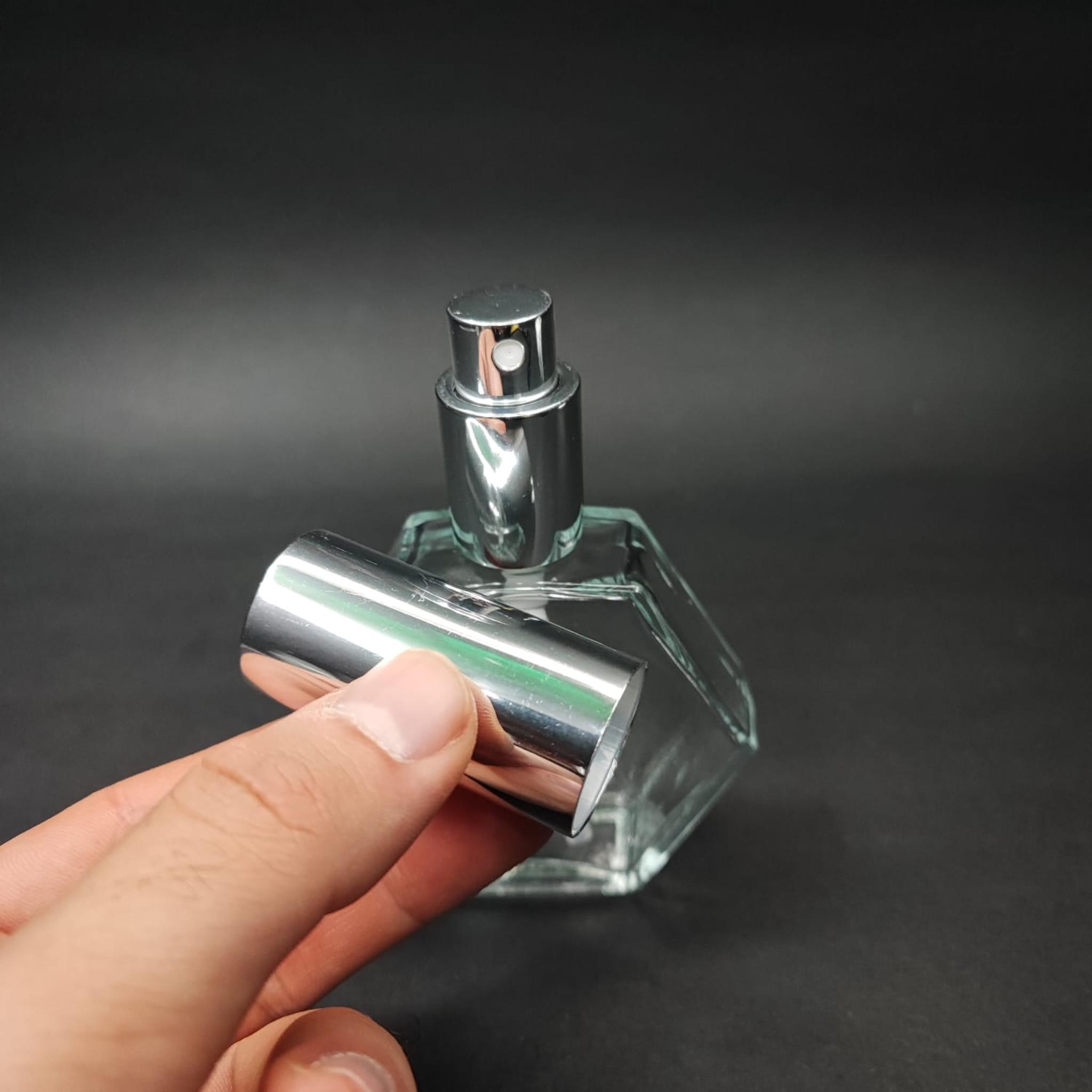 50 ML LÜKS VİDALI VALF ÇEVİRME PARFÜM ŞİŞELERİ - 50 CC ALTIGEN ŞEFFAF CAM ŞİŞE - GÜMÜŞ METAL SPREYLİ KAPAKLI SET