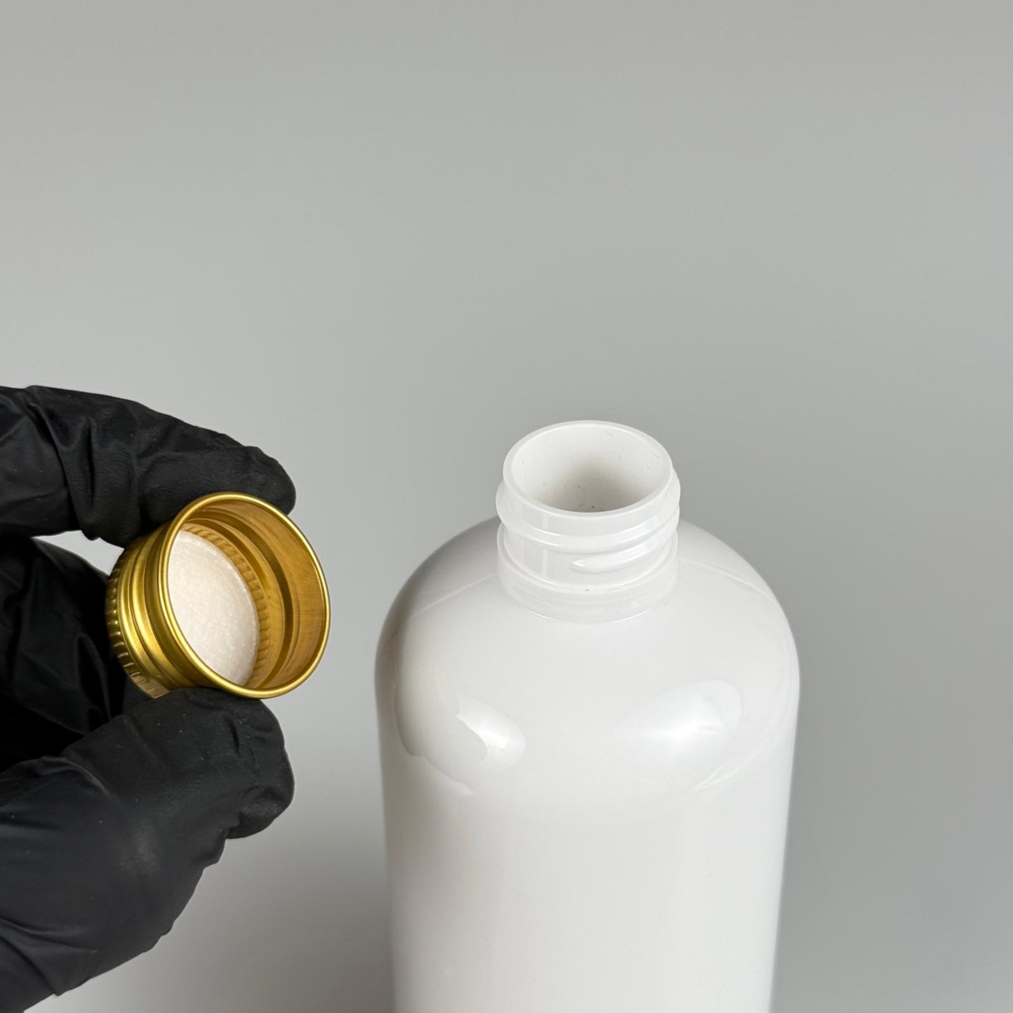 250 CC BEYAZ PLASTİK ŞİŞE ZEYNEP MODEL ( 24 AĞIZ ) + KÖPÜK CONTALI GOLD METAL ALÜMİNYUM KAPAKLI - 250 ML KAPAKLI BEYAZ TOMBUL PET ŞİŞELER