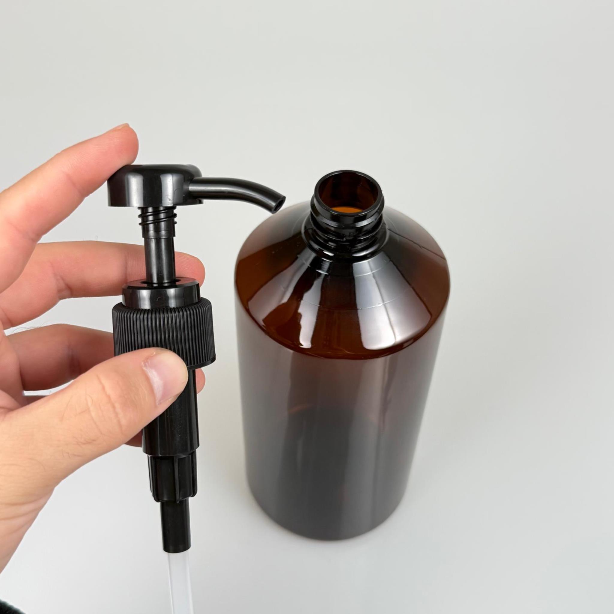 1000 CC AMBER KAHVERENGİ PET KÜT MODEL ŞİŞE - SİYAH DOZAJ POMPALI (HER BASMADA 4 CC SIVI ATAR)  - 1000 ML POMPALI ŞİŞE - ŞURUP, ŞAMPUAN, KREM GİBİ YOĞUN KIVAMLI SIVILARDA KULLANILIR