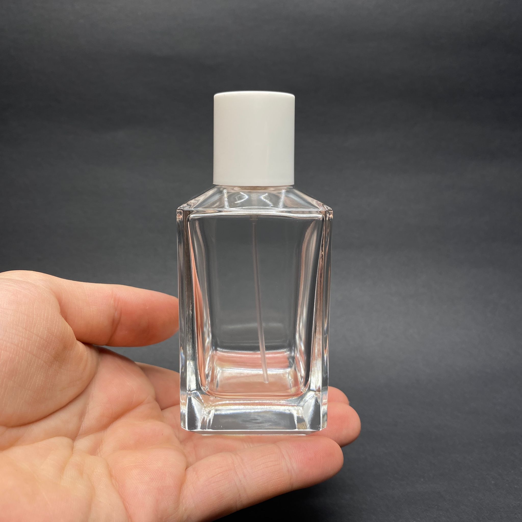 100 ML KÖŞELİ KONİK MODEL PRİZMA PARFÜM ŞİŞESİ - GÜMÜŞ METAL SPREYLİ + BEYAZ KAPAKLI (AĞIZ 15 MM GEÇME KOLAY KAPAMA)