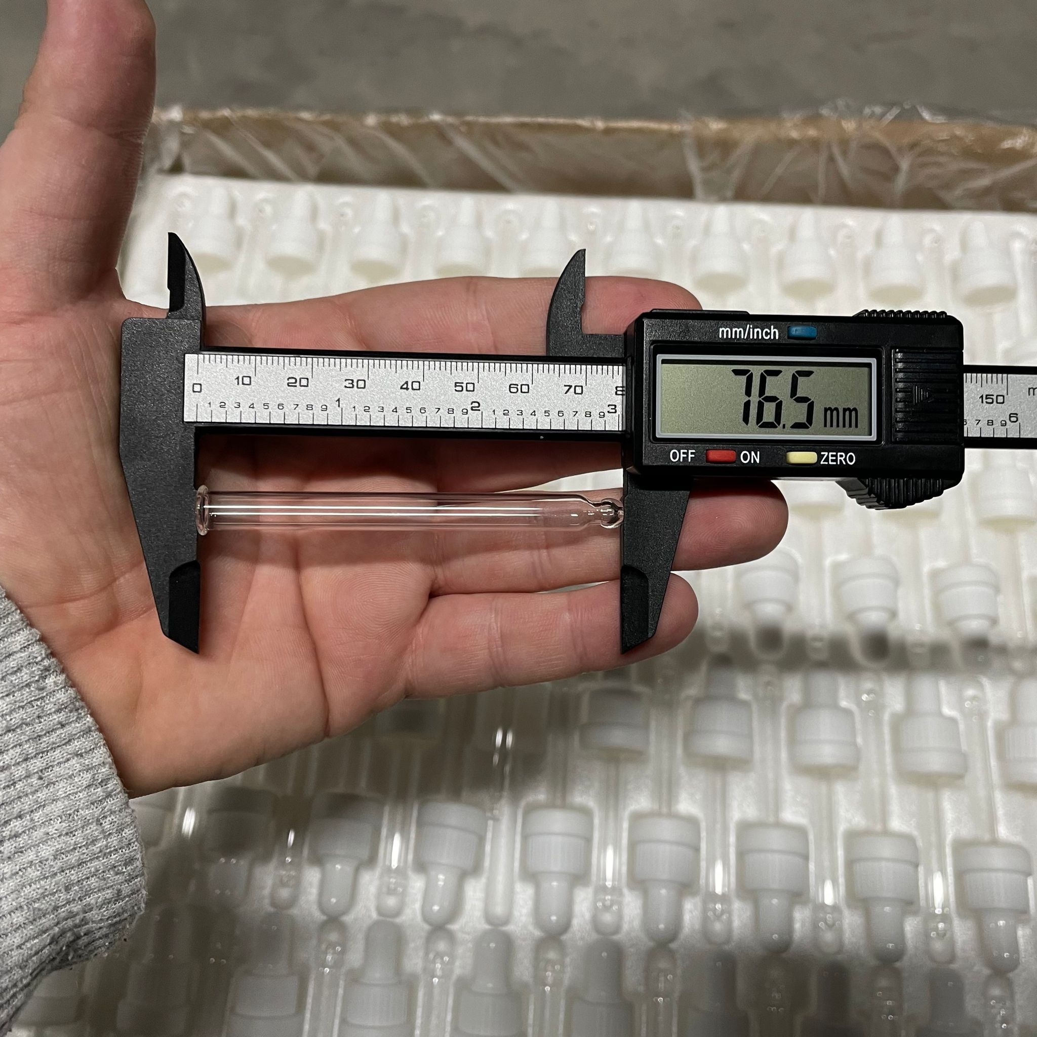 18 MM CAM DAMLALIK TAKIM (TAKILI VE DİZİLİ HALDE) - 30 CC İÇİN BEYAZ EMZİK + BEYAZ KİLİTLİ PLASTİK KAPAK + 76 MM CAM PİPET - 30 CC DROPPER ŞİŞE İÇİN DAMLALIK TAKIMI