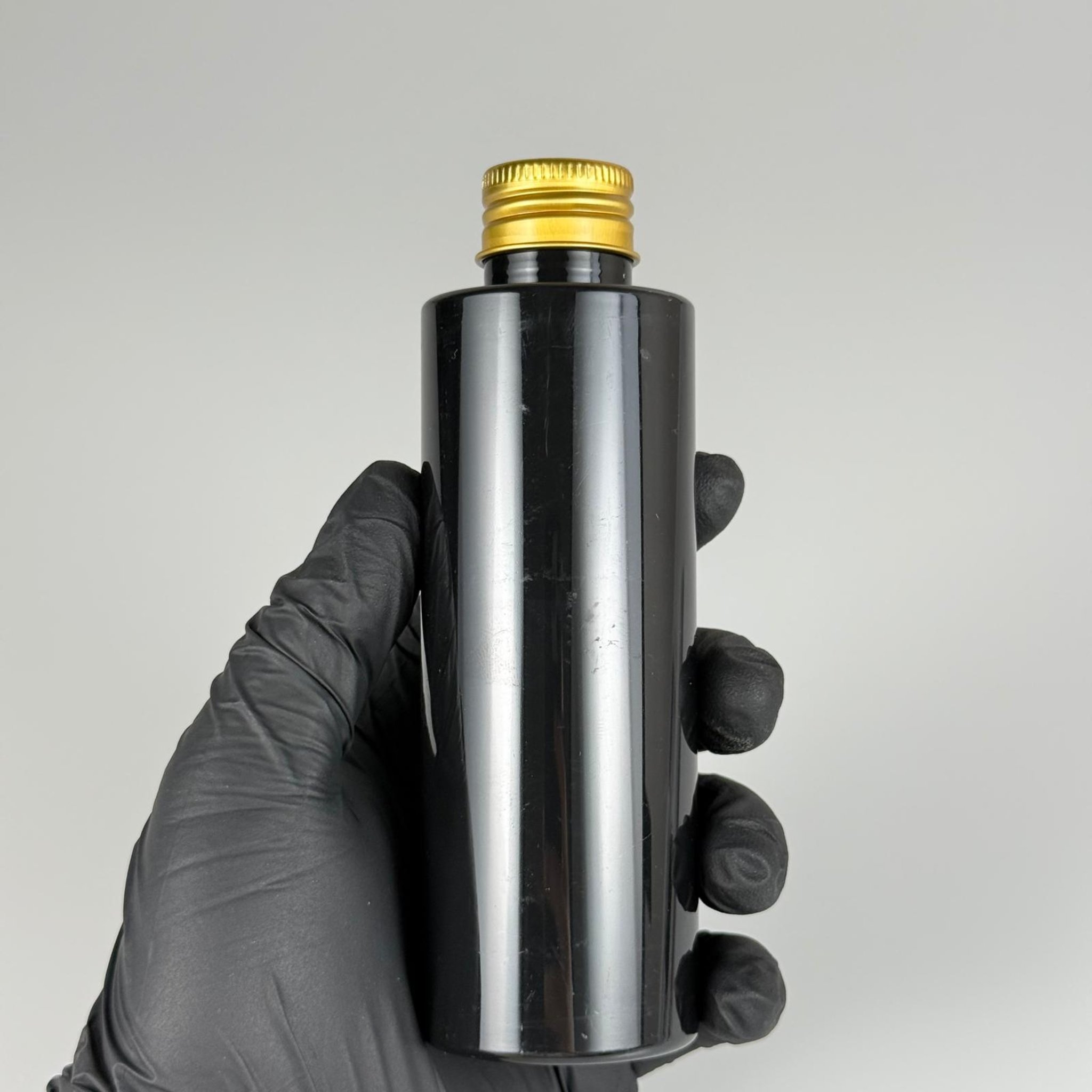 150 CC SİYAH SİLİNDİR MODEL PARLAK SERT PET ŞİŞE (24 AĞIZ) + KÖPÜK CONTALI GOLD METAL ALÜMİNYUM KAPAK + KOLONYA TIPALI TAKIM - 150 ML KAPAKLI SİYAH PET ŞİŞELER