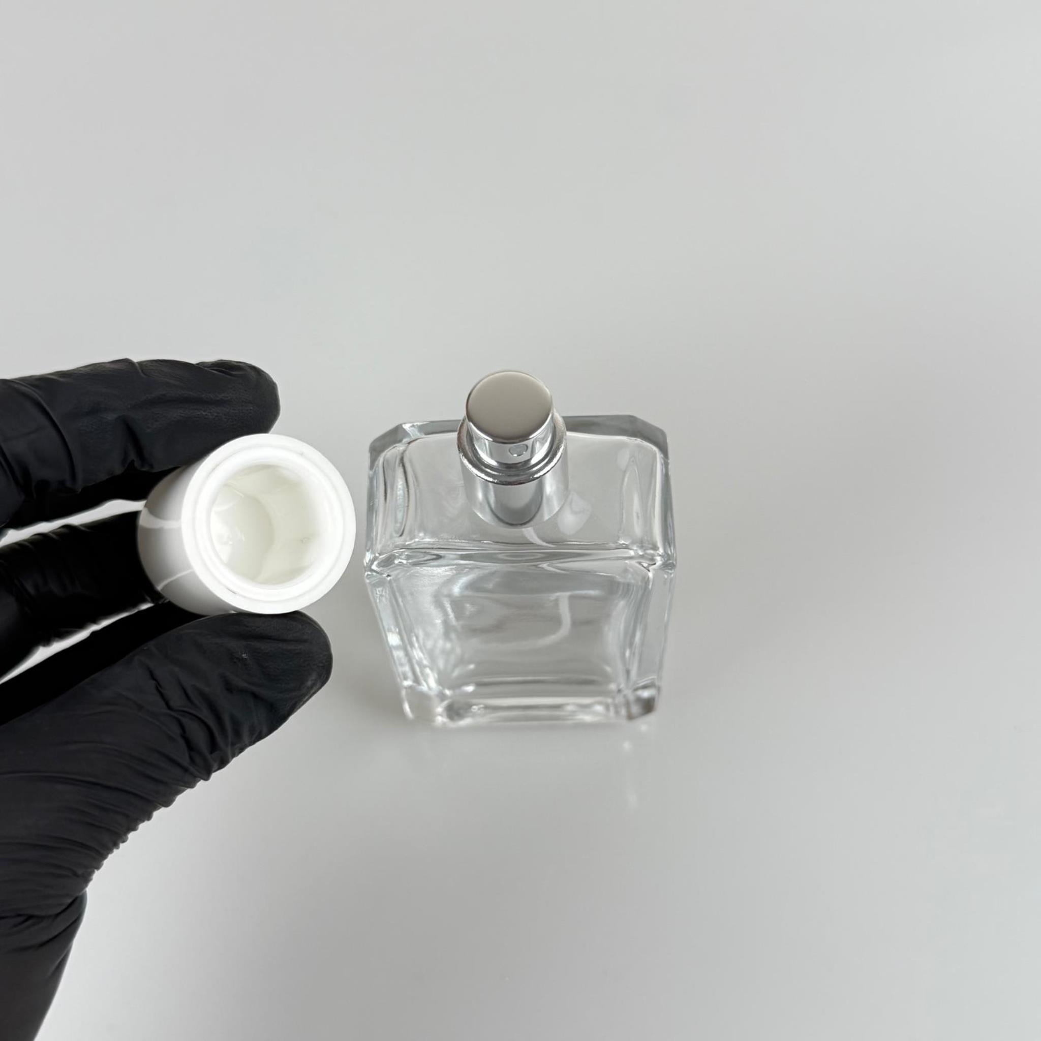 50 ML KÖŞELİ MODEL ANGEL PARFÜM ŞİŞESİ - GÜMÜŞ METAL SPREYLİ + BEYAZ KAPAKLI (AĞIZ 15 MM GEÇME KOLAY KAPAMA)