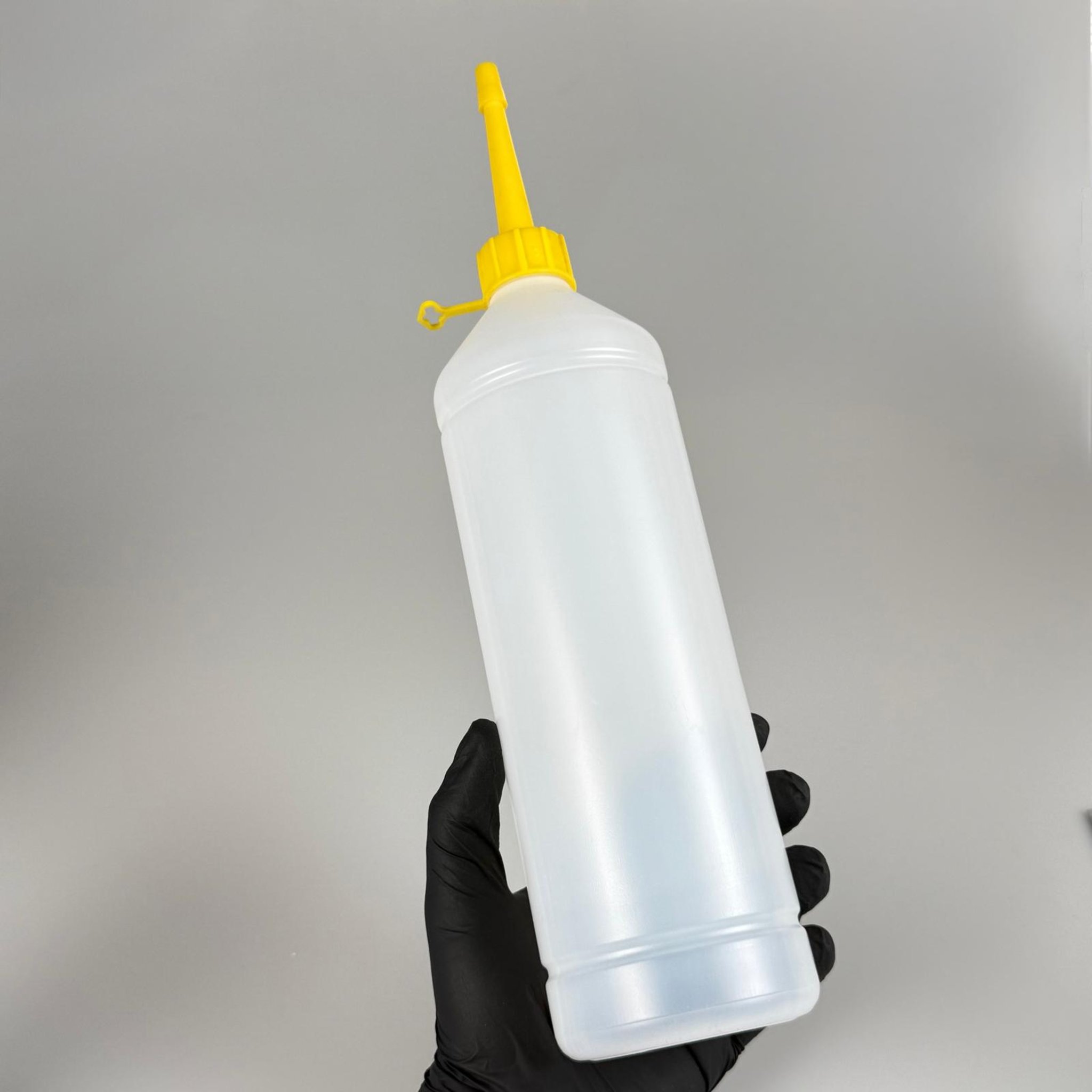 1000 CC UZUN TİNER ŞİŞESİ - KÖPÜK CONTALI BEYAZ KAPAKLI + AKITICILI SİVRİ SARI KARTUŞ KAPAKLI - 1000 ML KİMYASALA DAYANIKLI PLASTİK ŞİŞE - 1 LT POLİETİLEN ŞİŞE UZUN