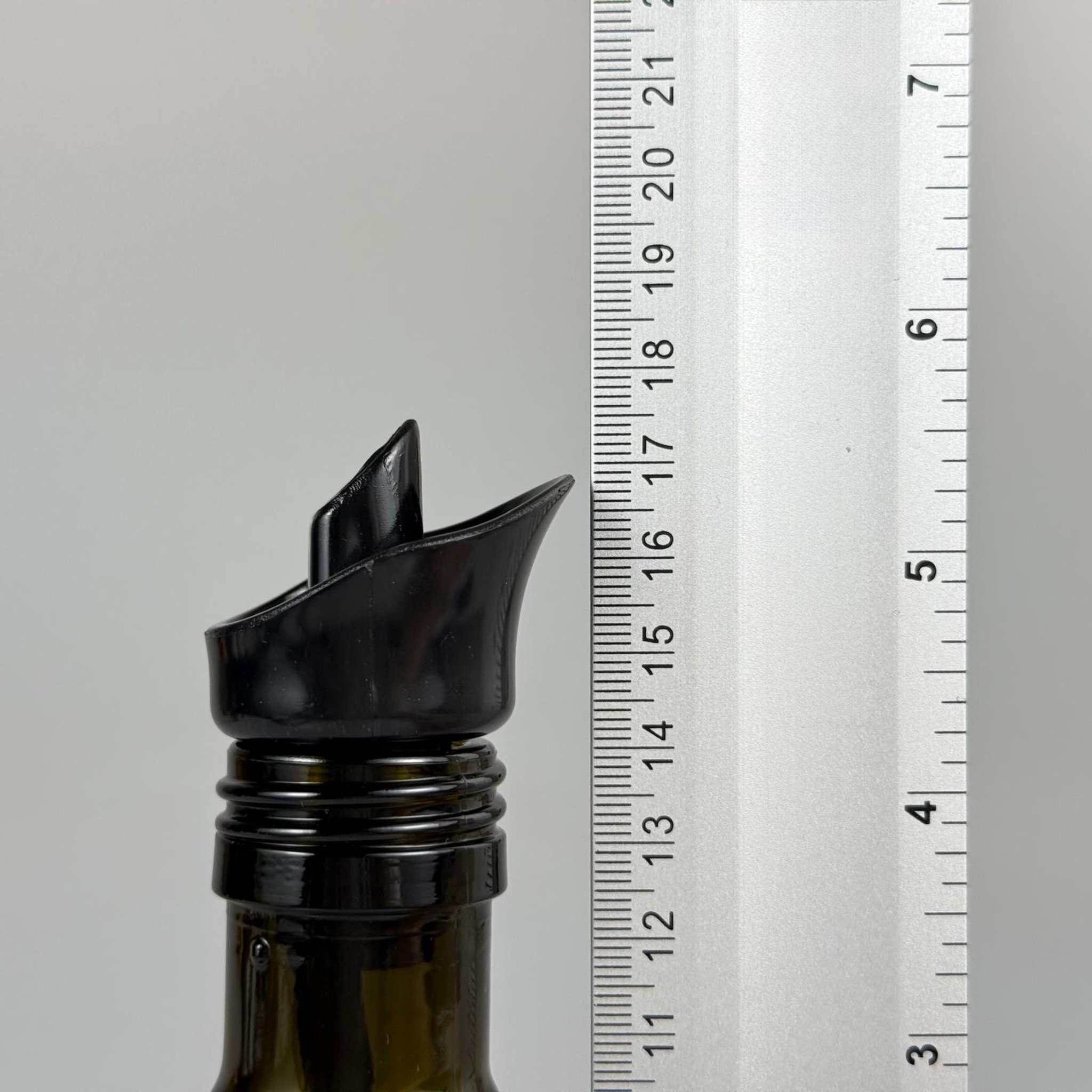 100 CC MARASKA CAM ŞİŞE KOYU YEŞİL (31 MM AĞIZ) - AKITICI SİYAH YAĞDANLIK TIPALI - 100 ML KÖŞELİ KARE MARASCA YAĞ VE SOS ŞİŞELERİ