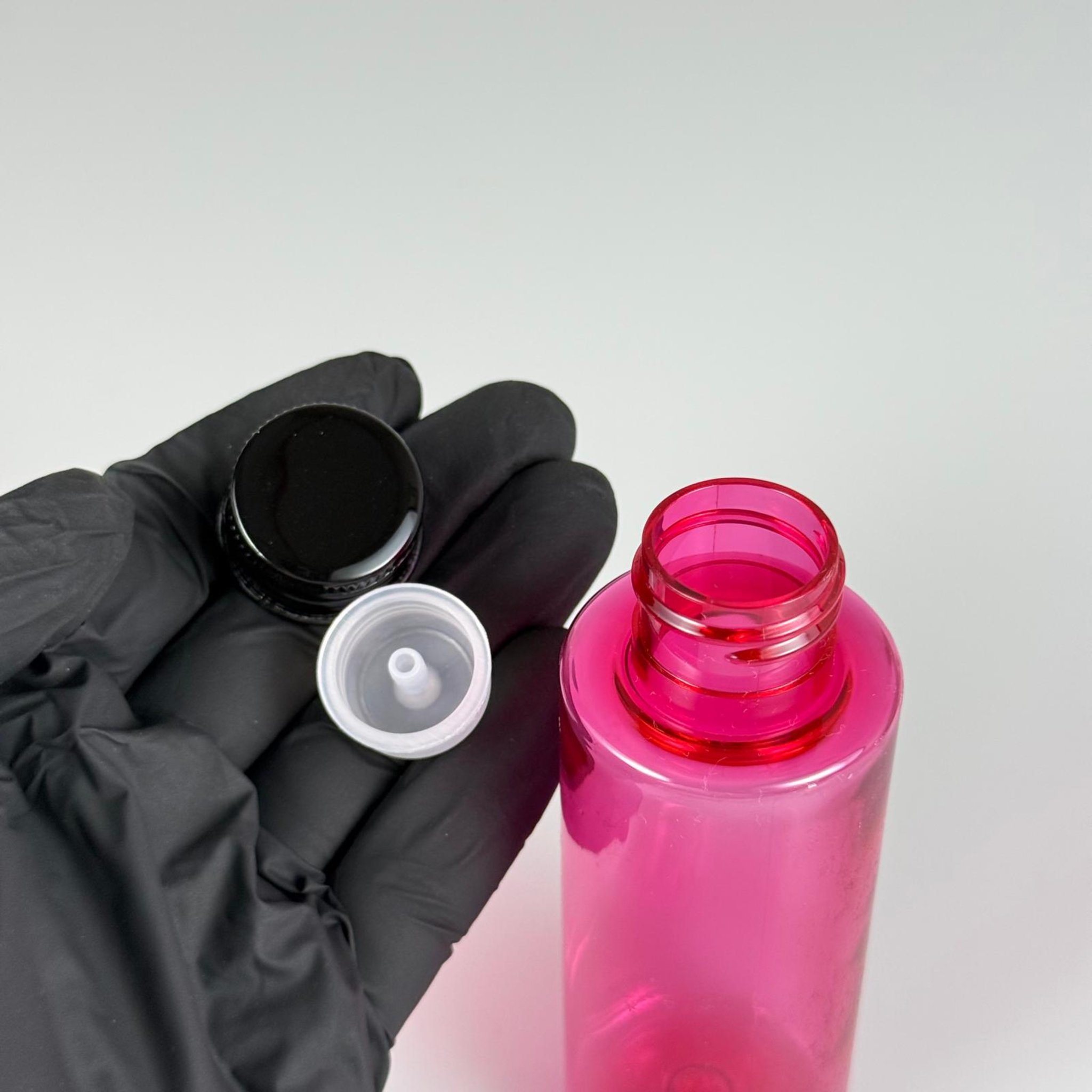100 CC PEMBE SİLİNDİR KESKİN KÜT MODEL SERT PET ŞİŞE (17 GR - 24 AĞIZ ) + KÖPÜK CONTALI SİYAH METAL ALÜMİNYUM KAPAK + KOLONYA TIPALI TAKIM - 100 ML KAPAKLI PEMBE PET ŞİŞELER