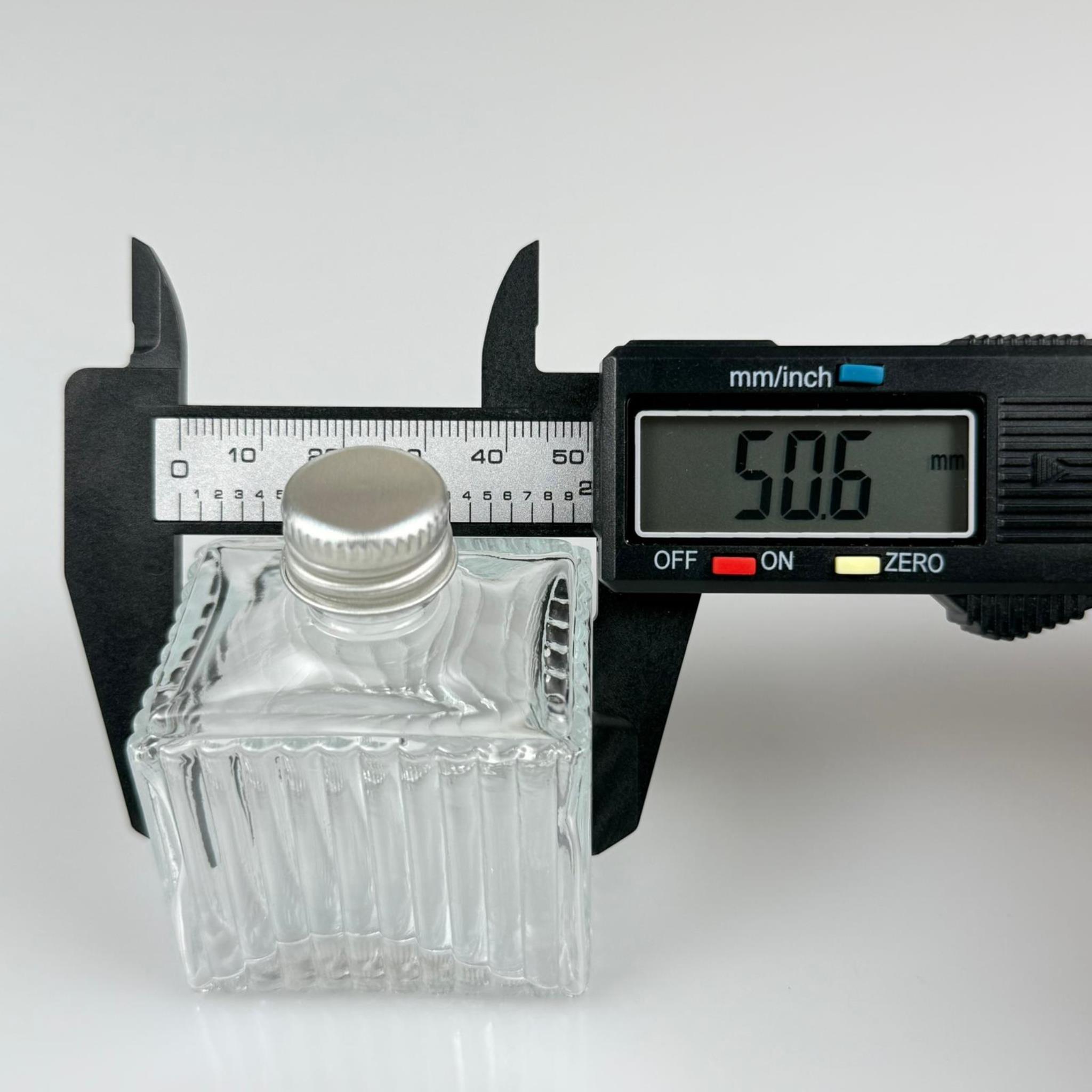 50 CC KÖŞELİ DESENLİ ÇİZGİLİ CAM ŞİŞE - GÜMÜŞ METAL KAPAKLI - 50 ML PRESTİJLİ ŞİŞE