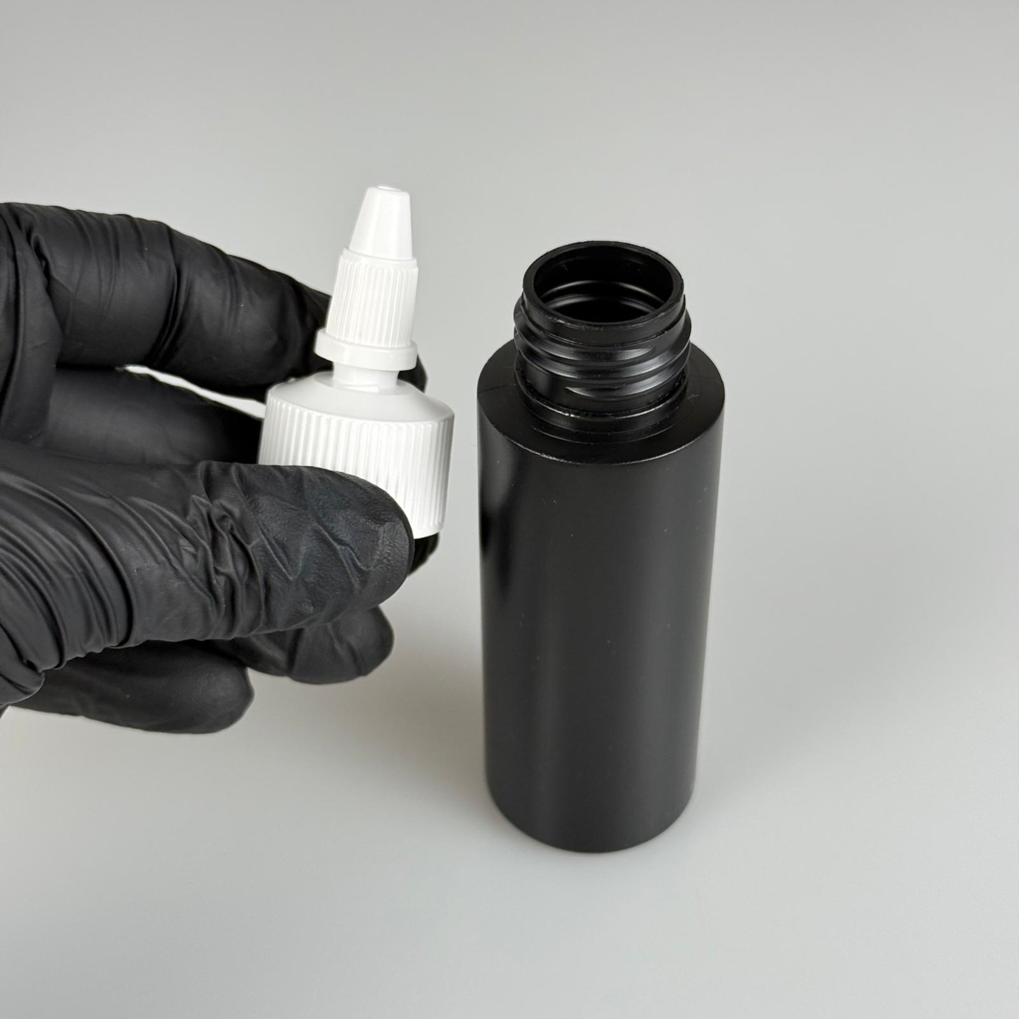 YAĞ, SOS, ACI SOS, SİRKE, SRIRACHA, MÜREKKEP, TUTKAL AKITICI VB BOŞ ŞİŞELERİ - BEYAZ SİVRİ TWİST AKITICI KAPAK + 50 ML SİYAH POLİETİLEN PLASTİK ŞİŞE TAKIM