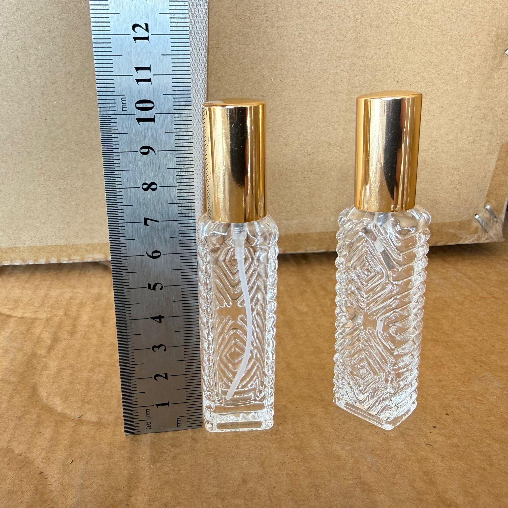 10 CC KARE KÖŞELİ DESENLİ TESTER PARFÜM ŞİŞESİ - CAM KALEM PARFÜM ŞİŞESİ GOLD METAL SPREYLİ KAPAKLI TAKIM - 10 ML CAM TÜP PARFÜM ŞİŞESİ - VİDALI SPREY VALF TEKRAR DOLDURULABİLİR - HEDİYELİK CAM KOLONYA ŞİŞESİ - DÜĞÜN, NİŞAN, SÖZ, KINA, CENAZE, PROMOSYON İÇİN HEDİYELİK KOLONYA ŞİŞELERİ