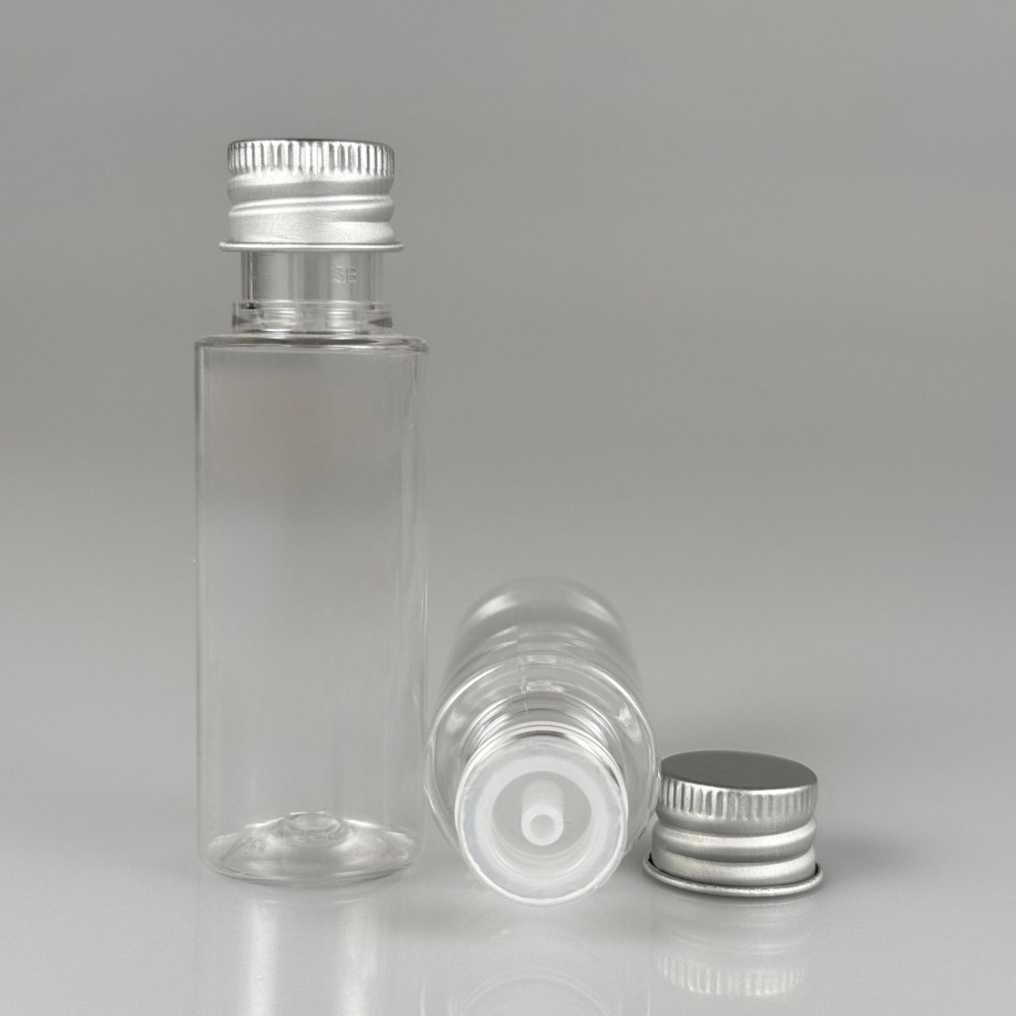 30 CC ŞEFFAF SİLİNDİR UZUN MODEL PET ŞİŞE + KÖPÜK CONTALI GÜMÜŞ ALÜMİNYUM METAL KAPAKLI + DAMLALIKLI KOLONYA TIPALI TAKIM - 30 ML PLASTİK ŞİŞE