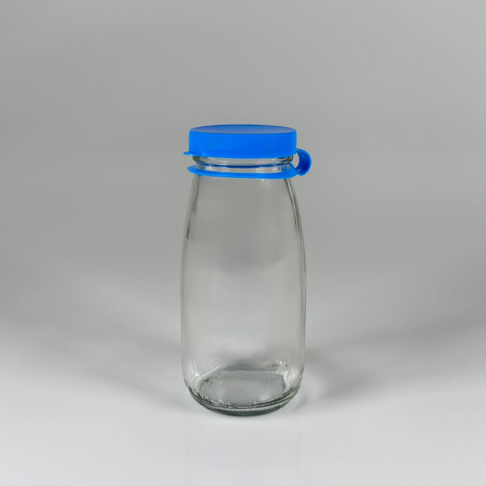 NOSTALJİ ESKİ TİP CAM AYRAN ŞİŞESİ - SÜT, LİMONATA, ŞIRA. ŞERBET. MEYVE SUYU, EV YAPIMI MEŞRUBAT, SMOOTHIE, KOKTEYL VB KAFETERYA, RESTORAN, EV KULLANIMI VB İÇİN - MAVİ GEÇME KAPAKLI 250 CC BOŞ CAM ŞİŞELERİ