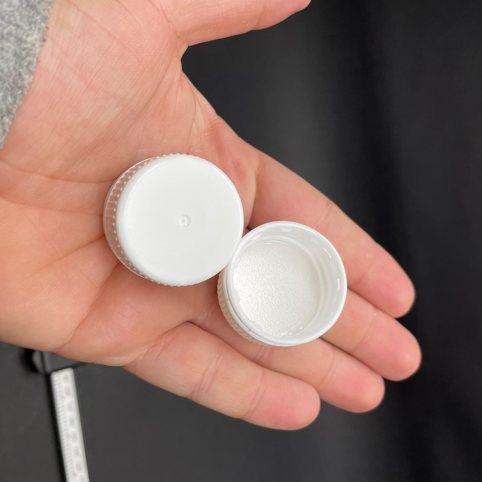 31 MM VİDALI KİLİTLİ PLASTİK KAPAK - KÖPÜK CONTALI - BEYAZ -1 LİTRE KULPLU GALON ŞİŞE, VİDALI AĞIZ DORİKA VE MARASKA ŞİŞE UYUMLU - BERİCAP MARKA YAĞ ŞİŞE KAPAĞI - SK 31.5/21 PVDC 31.5 bantlı contalı