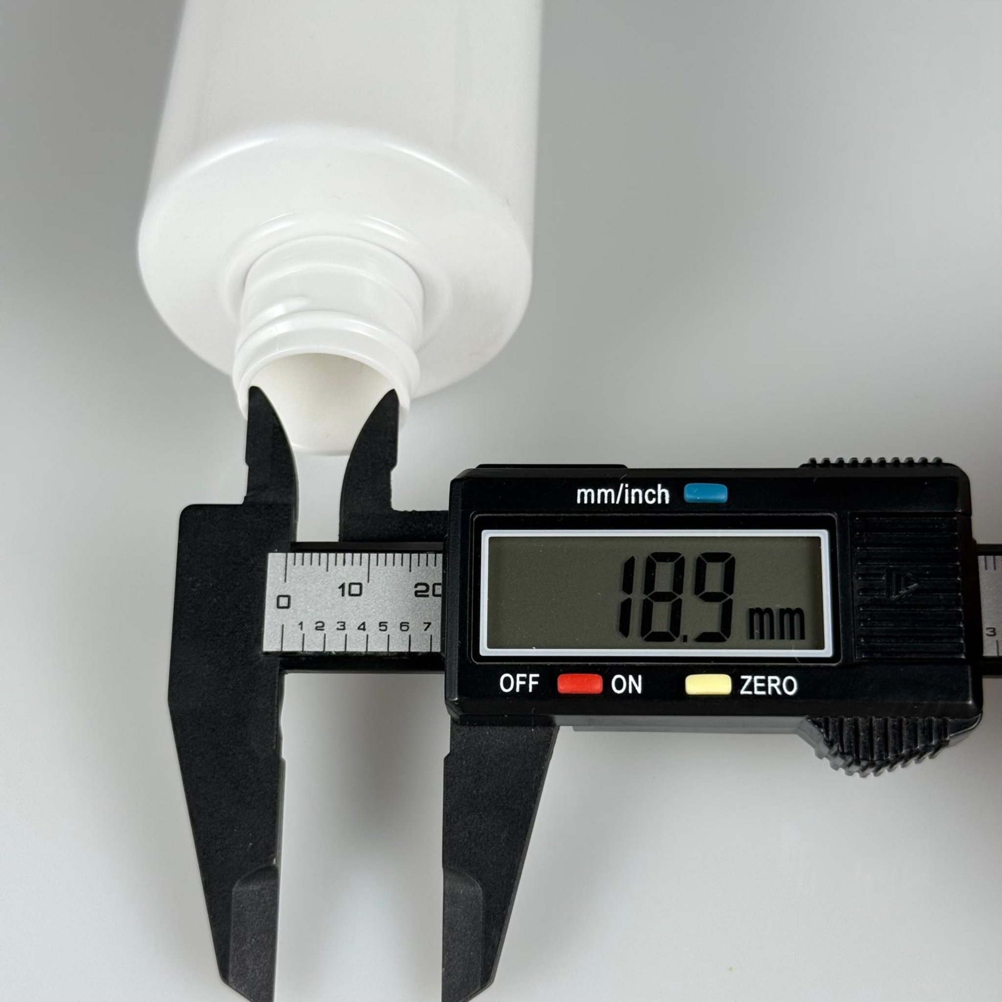 200 CC SİLİNDİR KESKİN KÜT MODEL SERT (25 GR) PET ŞİŞE - KAPAKSIZ - AĞIZ ÇAPI 24 MM - BEYAZ