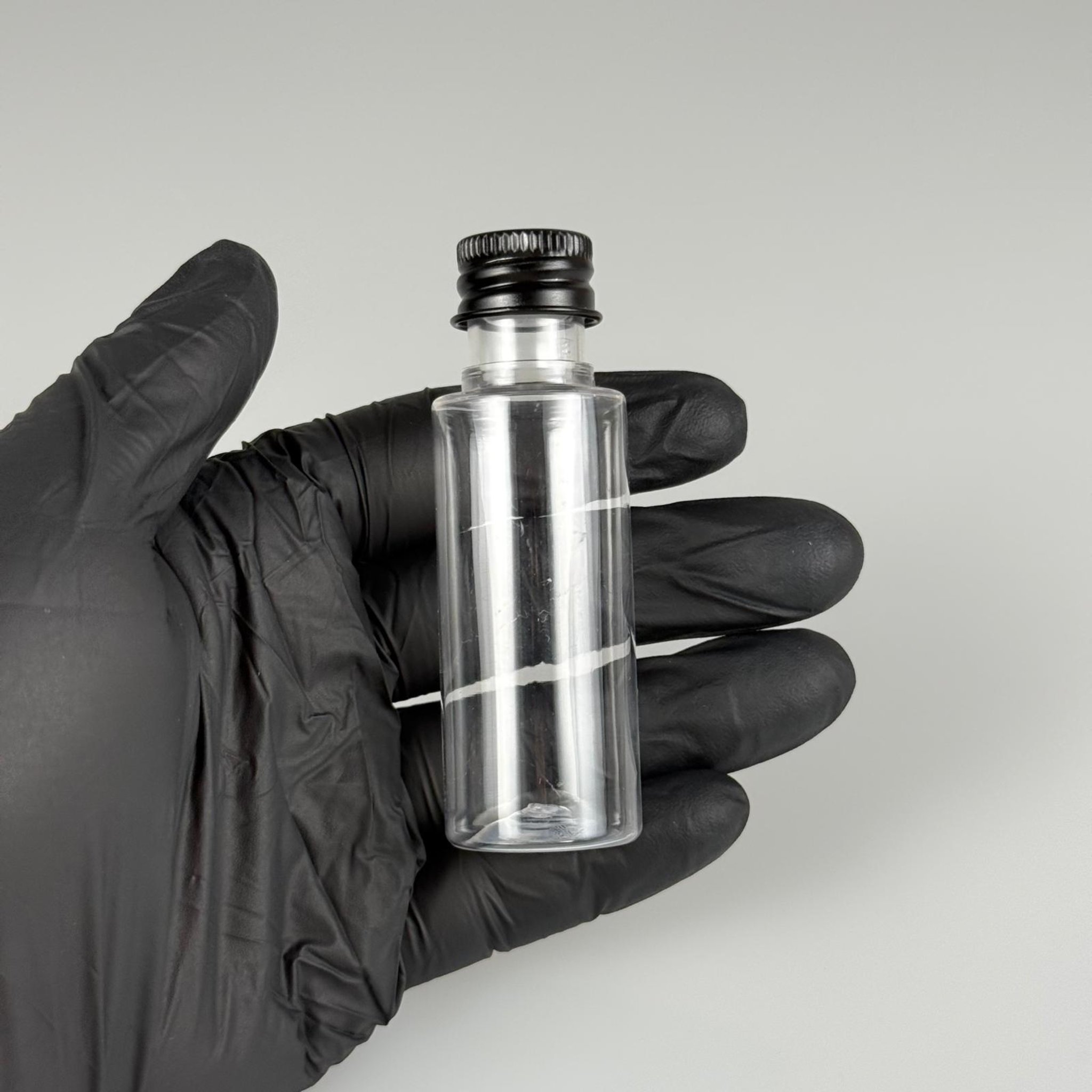 30 CC ŞEFFAF SİLİNDİR UZUN MODEL PET ŞİŞE + KÖPÜK CONTALI SİYAH ALÜMİNYUM METAL KAPAKLI + KÖR TIPALI TAKIM - 30 ML PLASTİK ŞİŞE